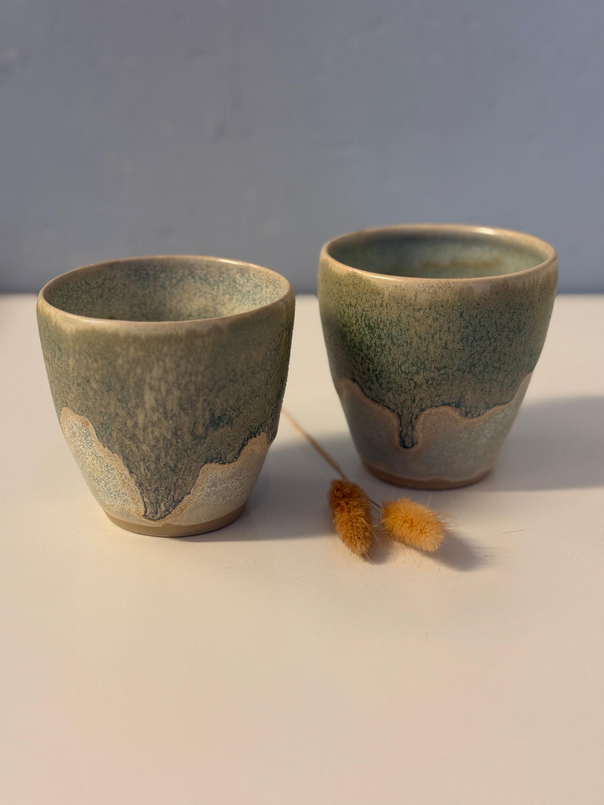 Handgemachte Becher glasiert in Eiskristall und Eukalyptus