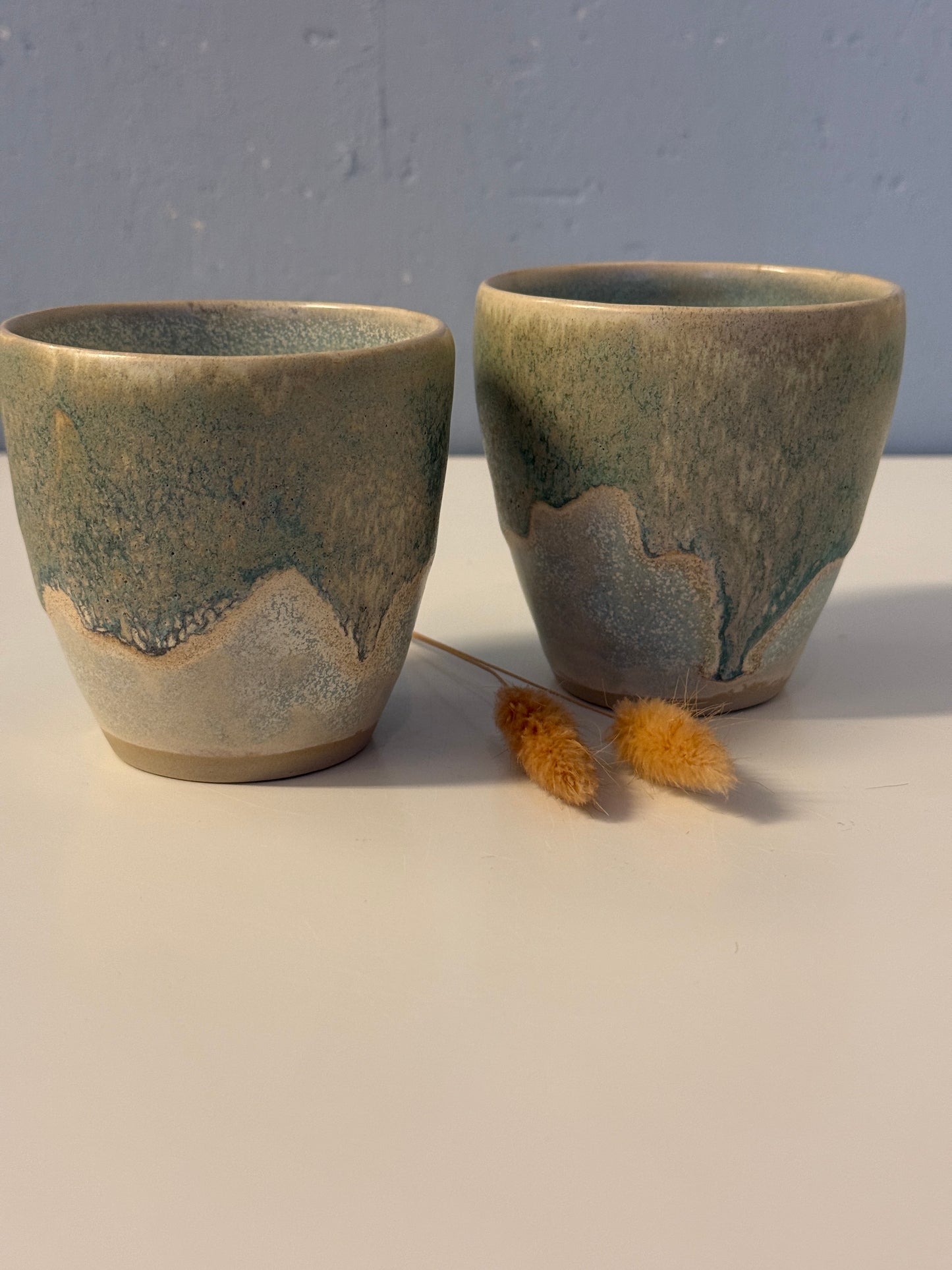 Handgemachte Becher glasiert in Eiskristall und Eukalyptus