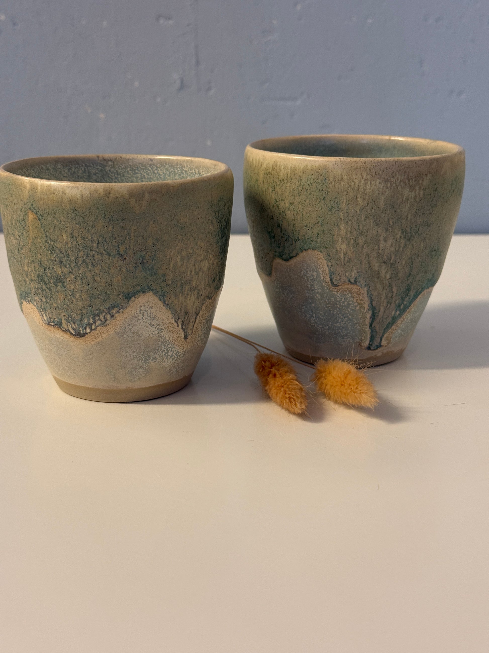 Handgemachte Becher glasiert in Eiskristall und Eukalyptus