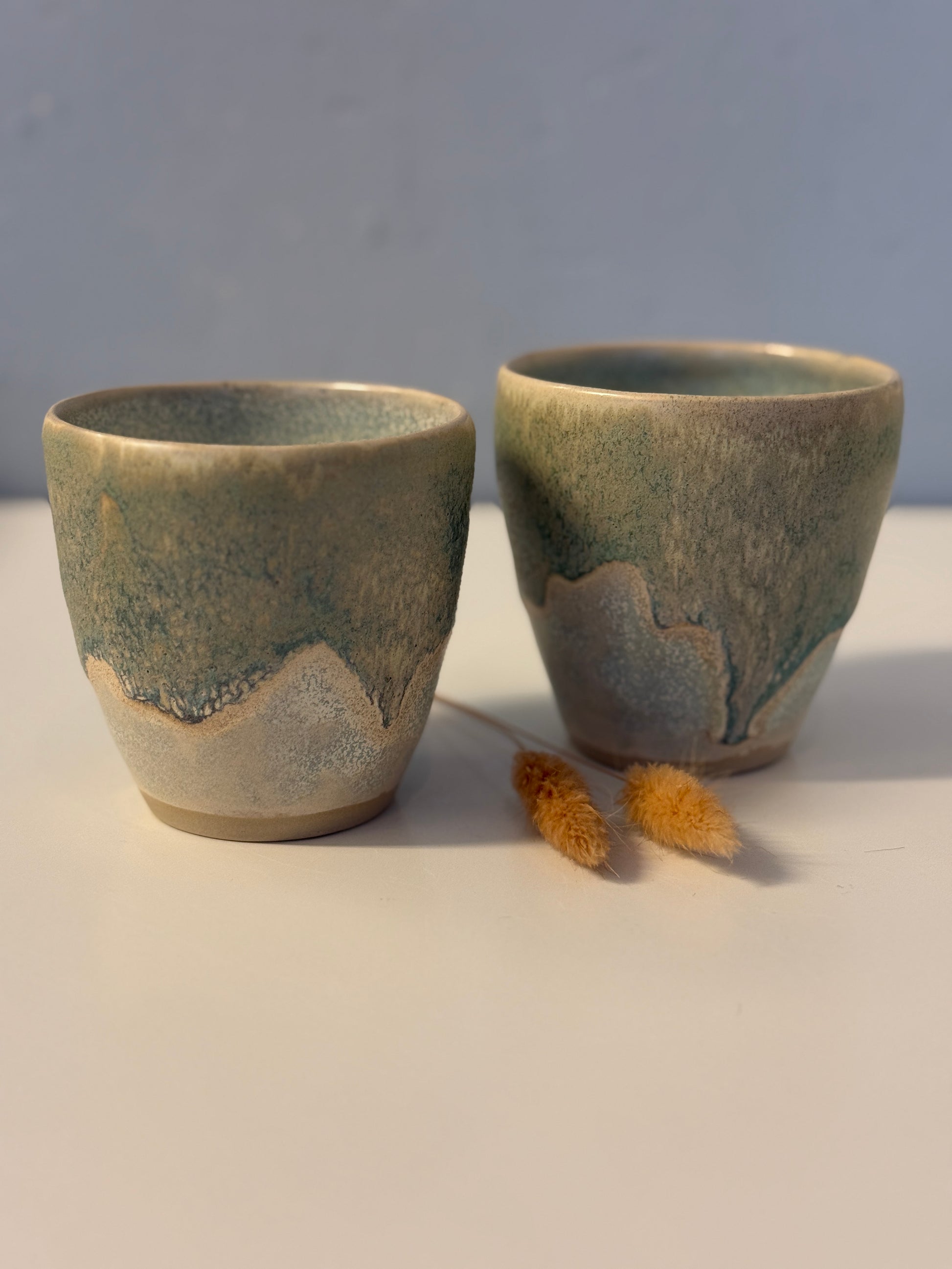 Handgemachte Becher glasiert in Eiskristall und Eukalyptus