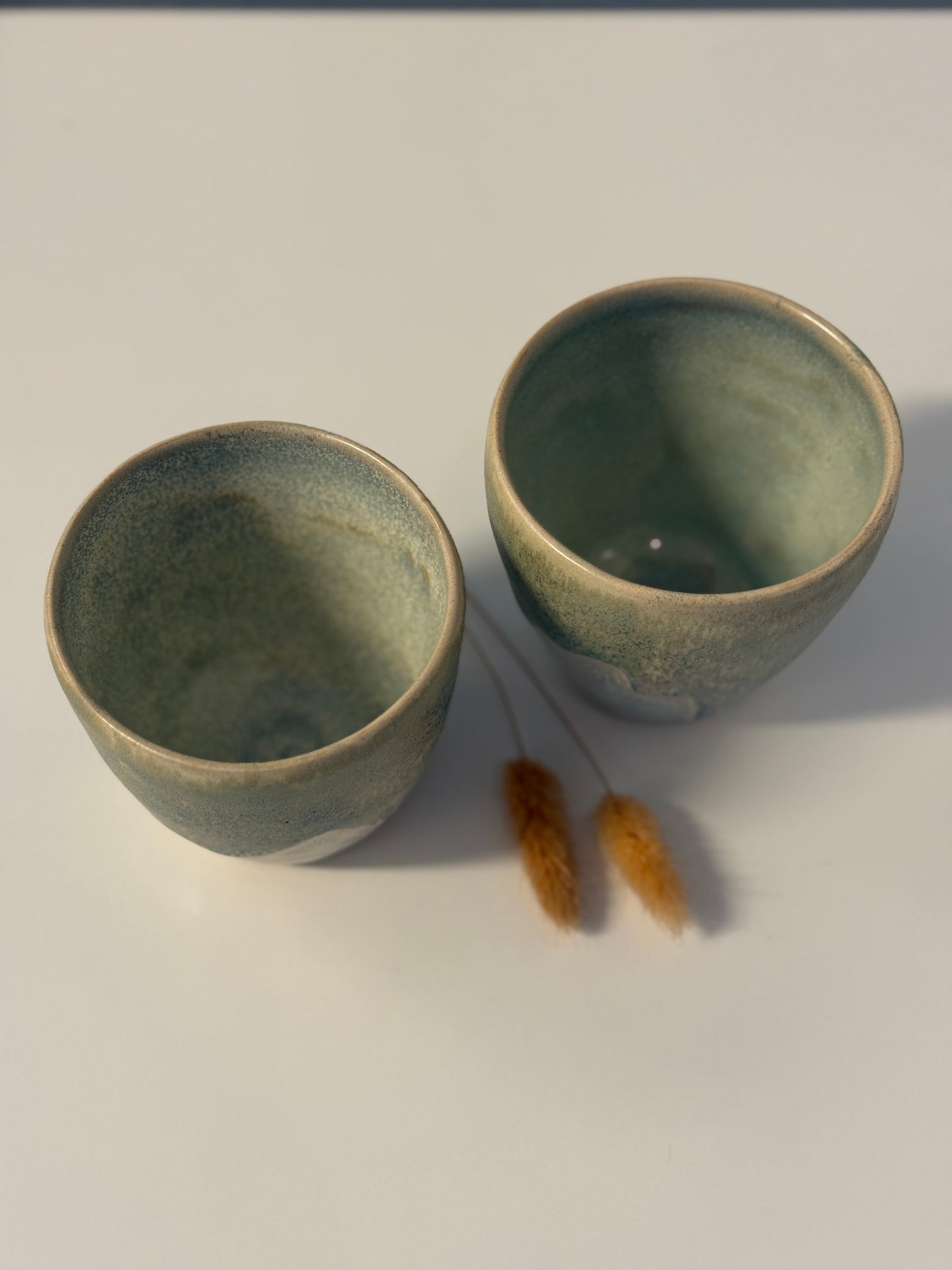 Handgemachte Becher glasiert in Eiskristall und Eukalyptus