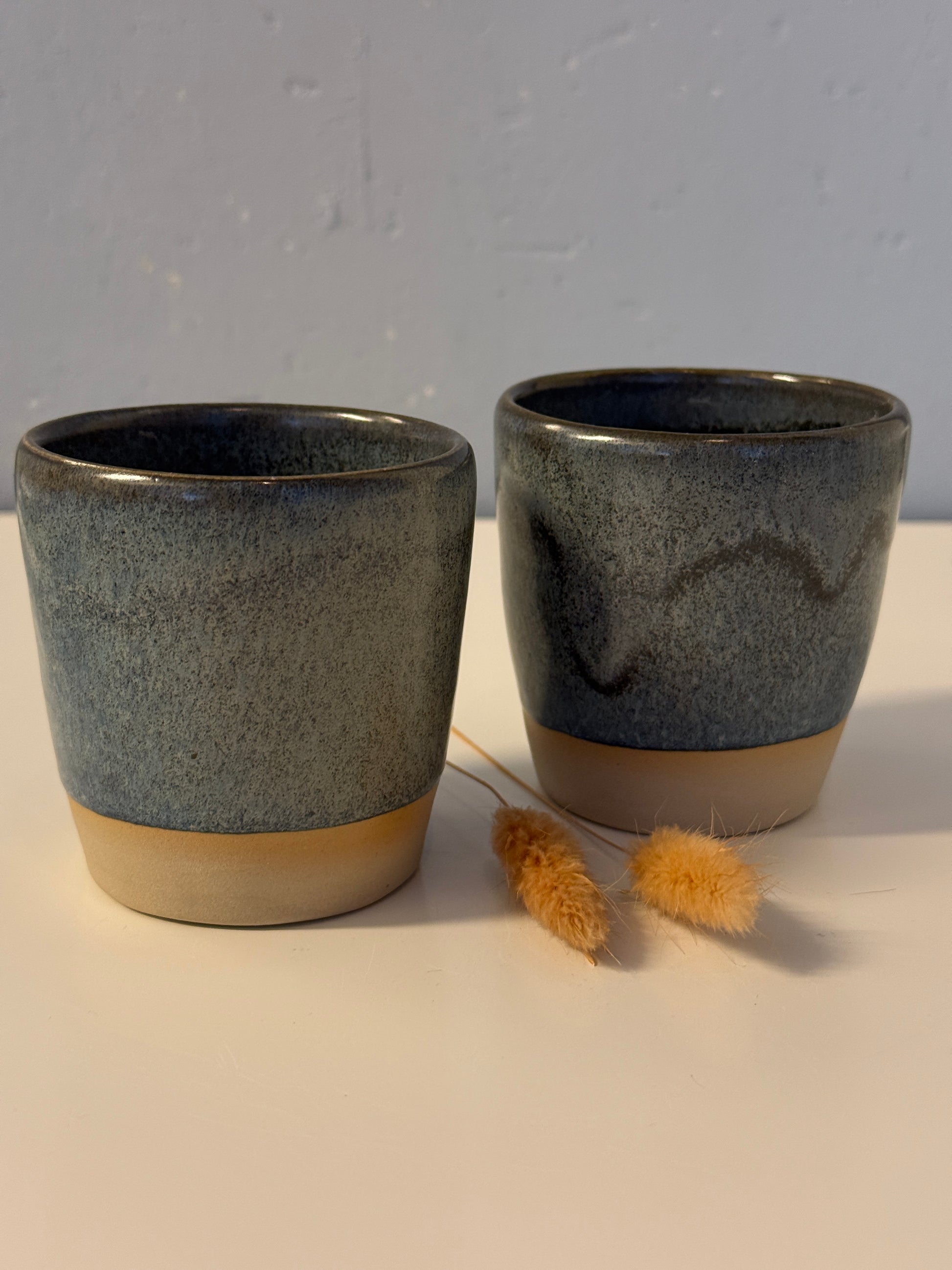 Handgemachte Becher glasiert in deepblue