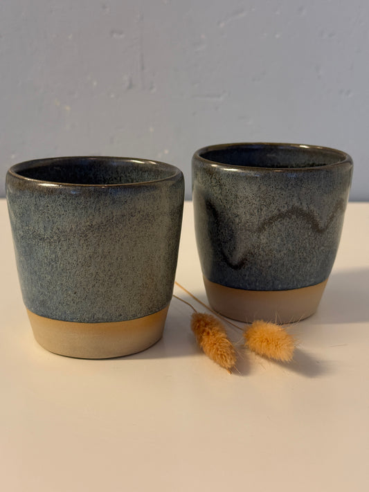 Handgemachte Becher glasiert in deepblue