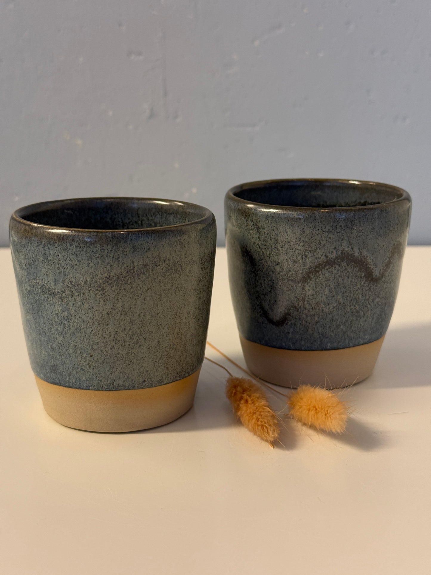 Handgemachte Becher glasiert in deepblue