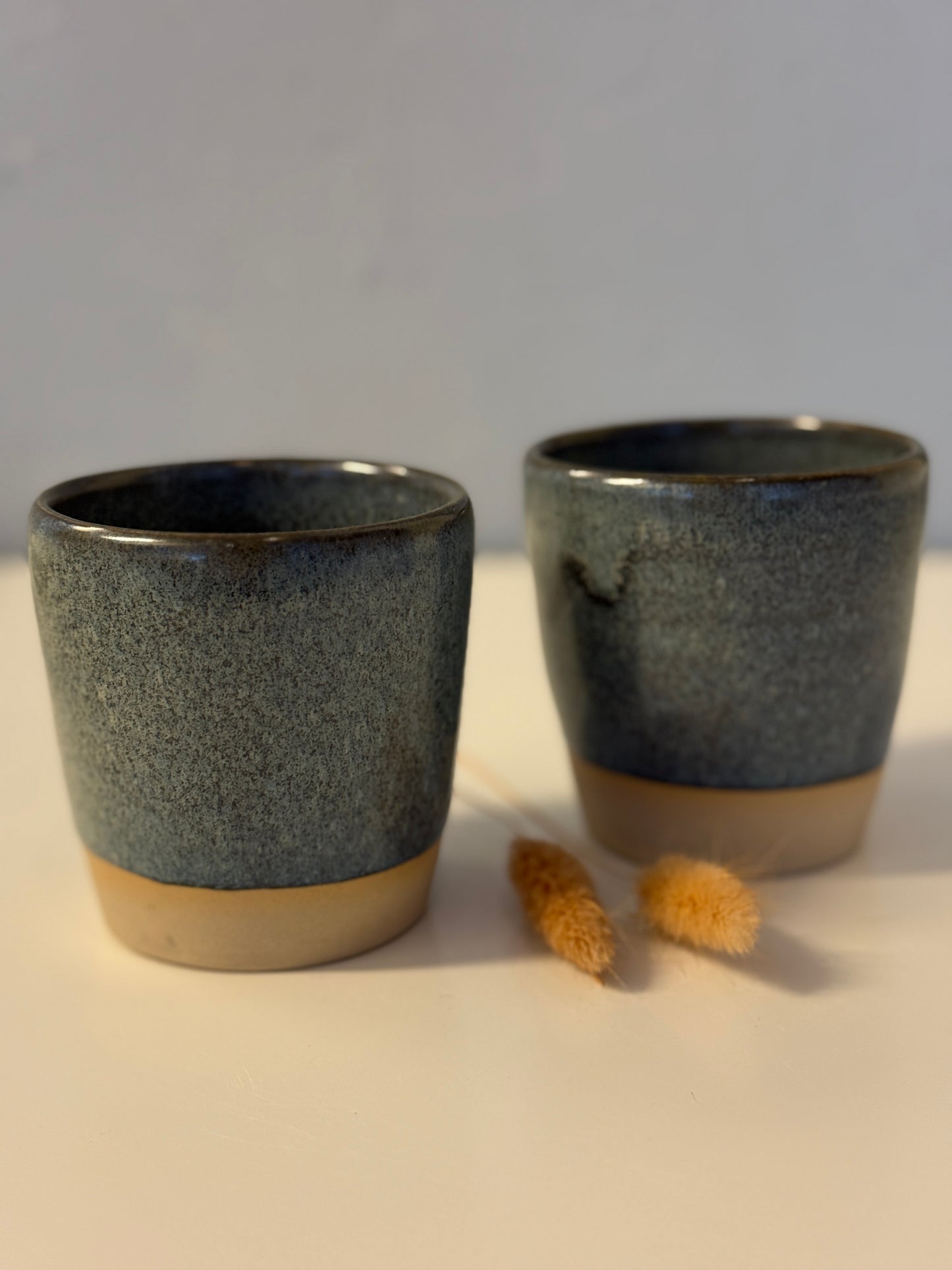Handgemachte Becher glasiert in deepblue