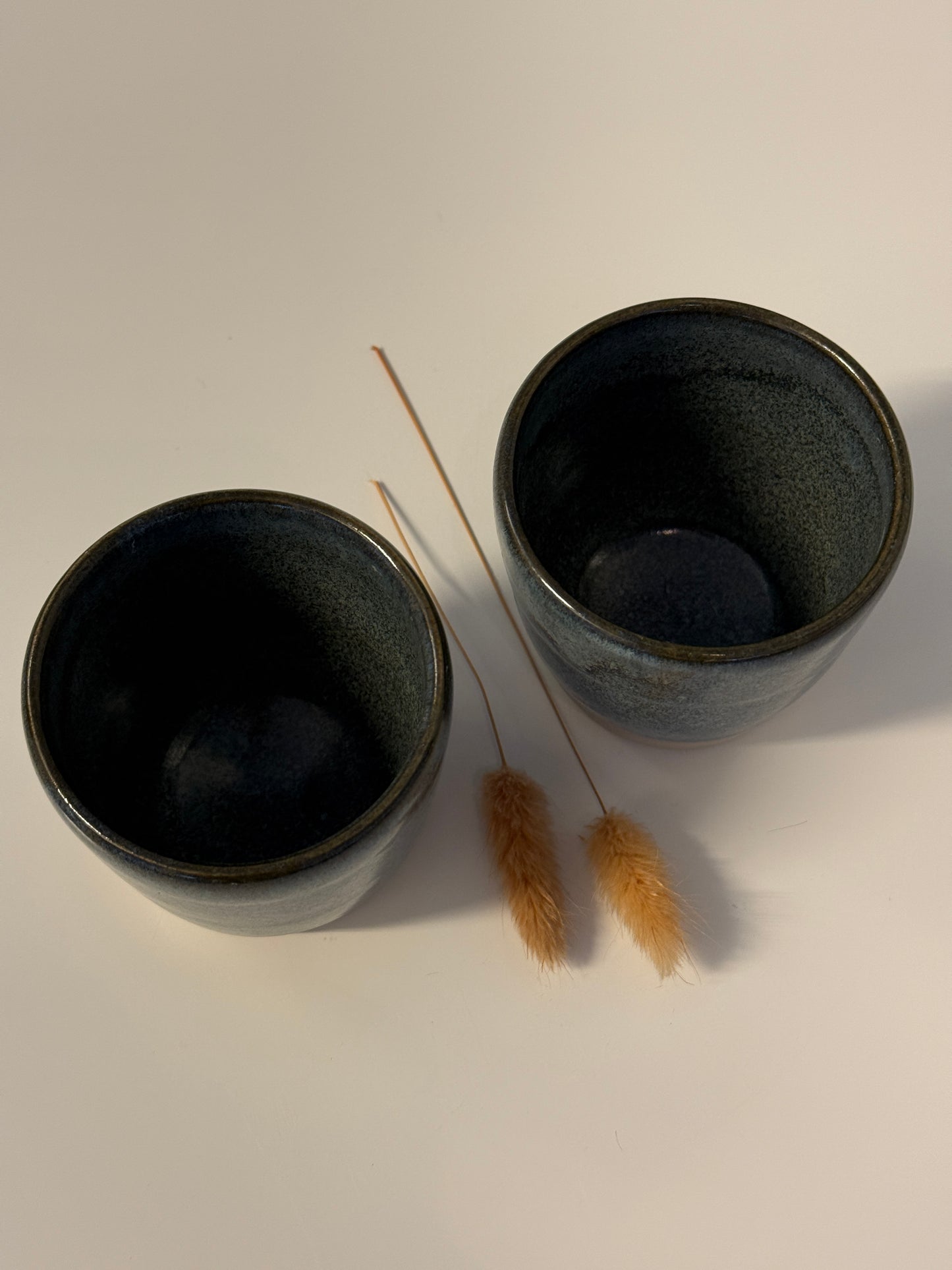 Handgemachte Becher glasiert in deepblue