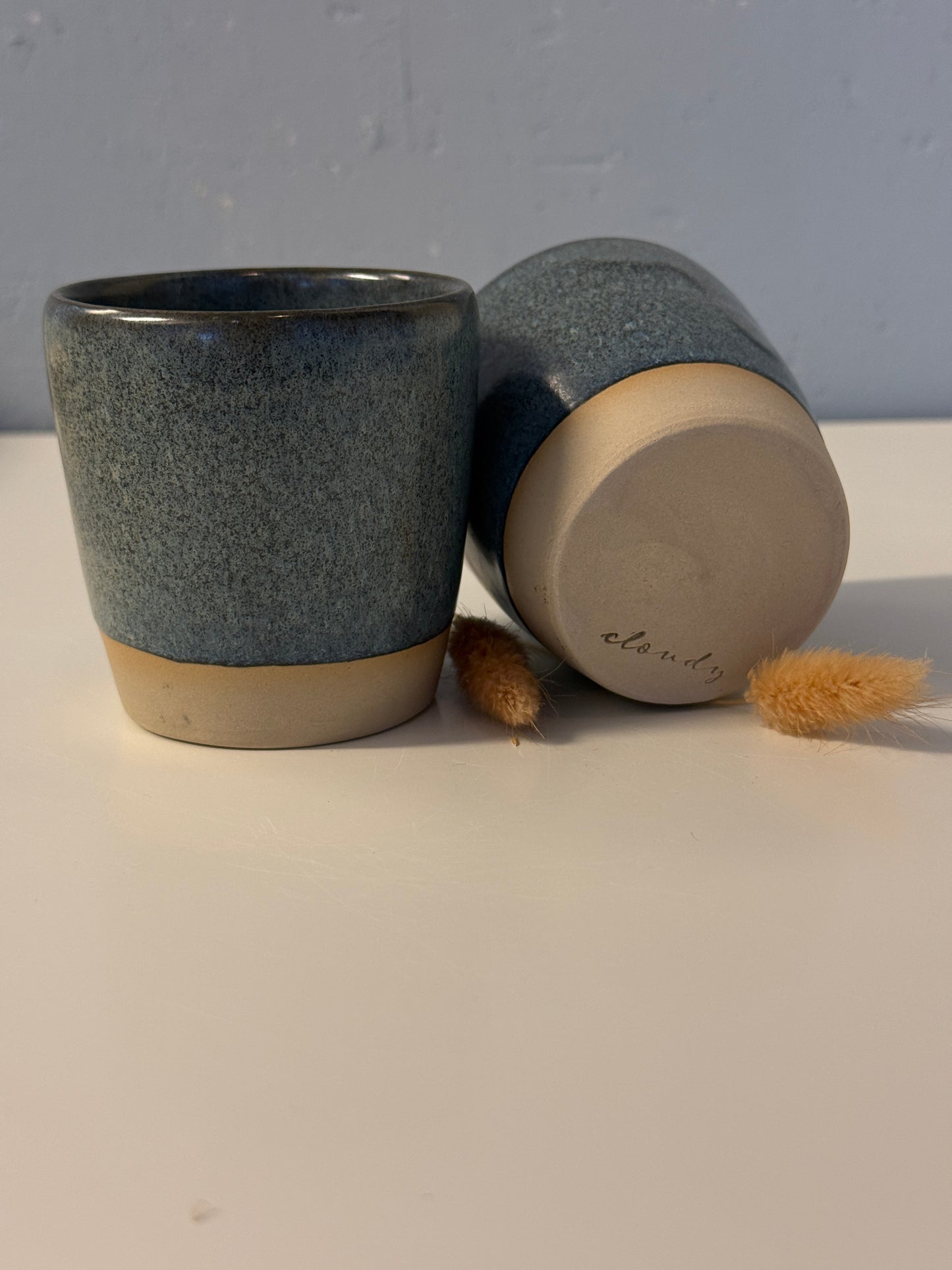 Handgemachte Becher glasiert in deepblue