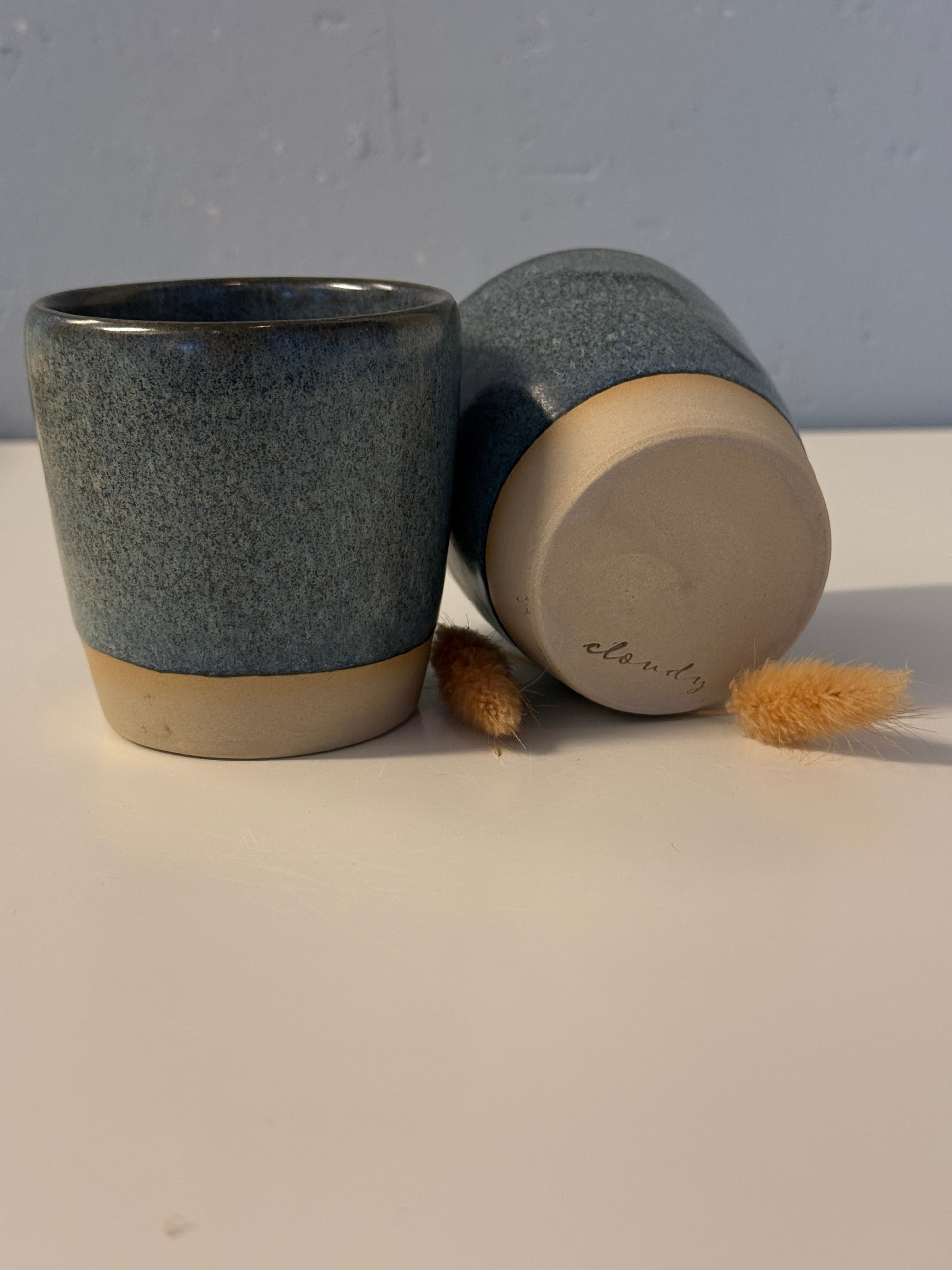Handgemachte Becher glasiert in deepblue