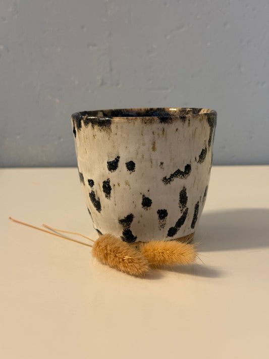Handgemachter Becher weiß mit schwarzen Punkten