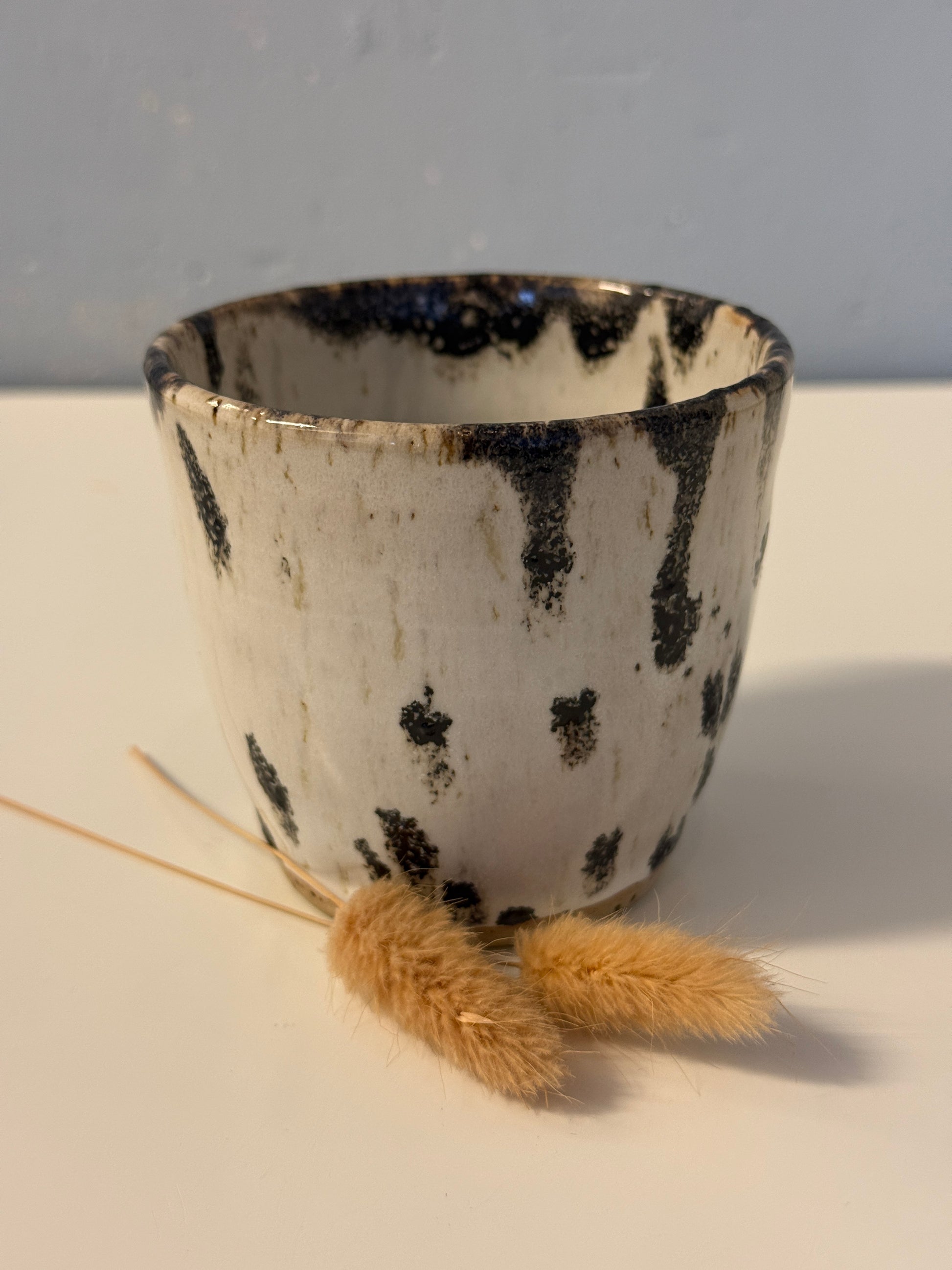 Handgemachter Becher weiß mit schwarzen Punkten