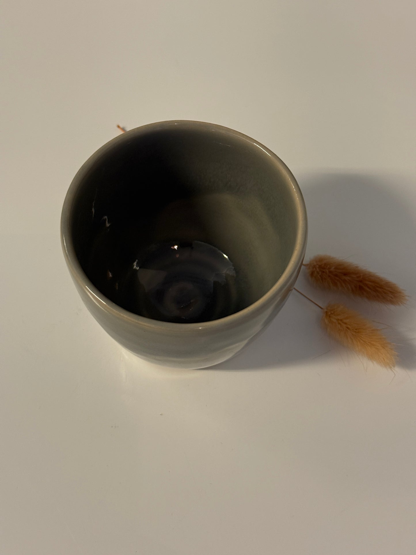 Handgemachte kleine Snackschale grau mit weißem Verlauf