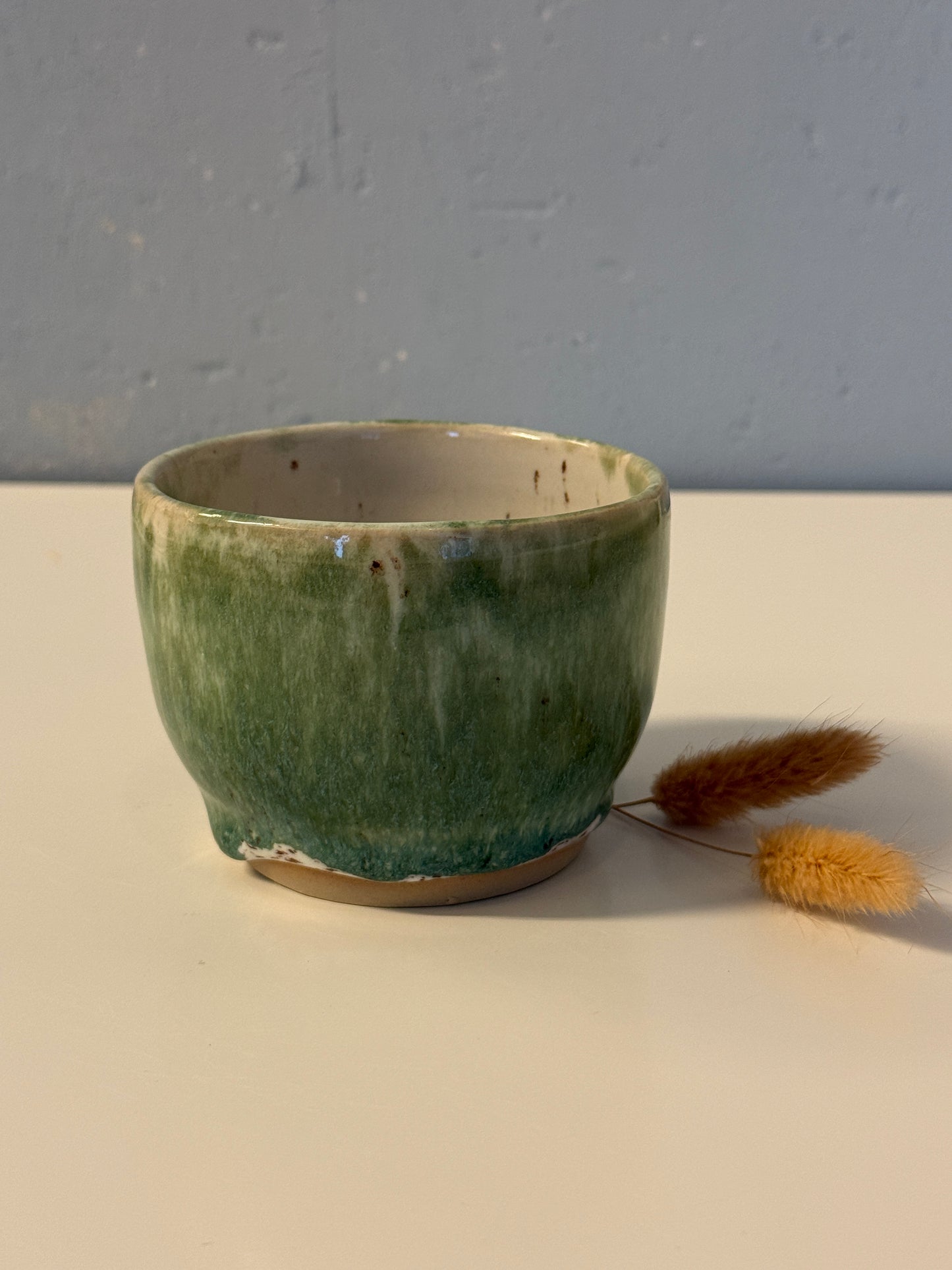 Hangemachte kleine Snackschale grün und weiß