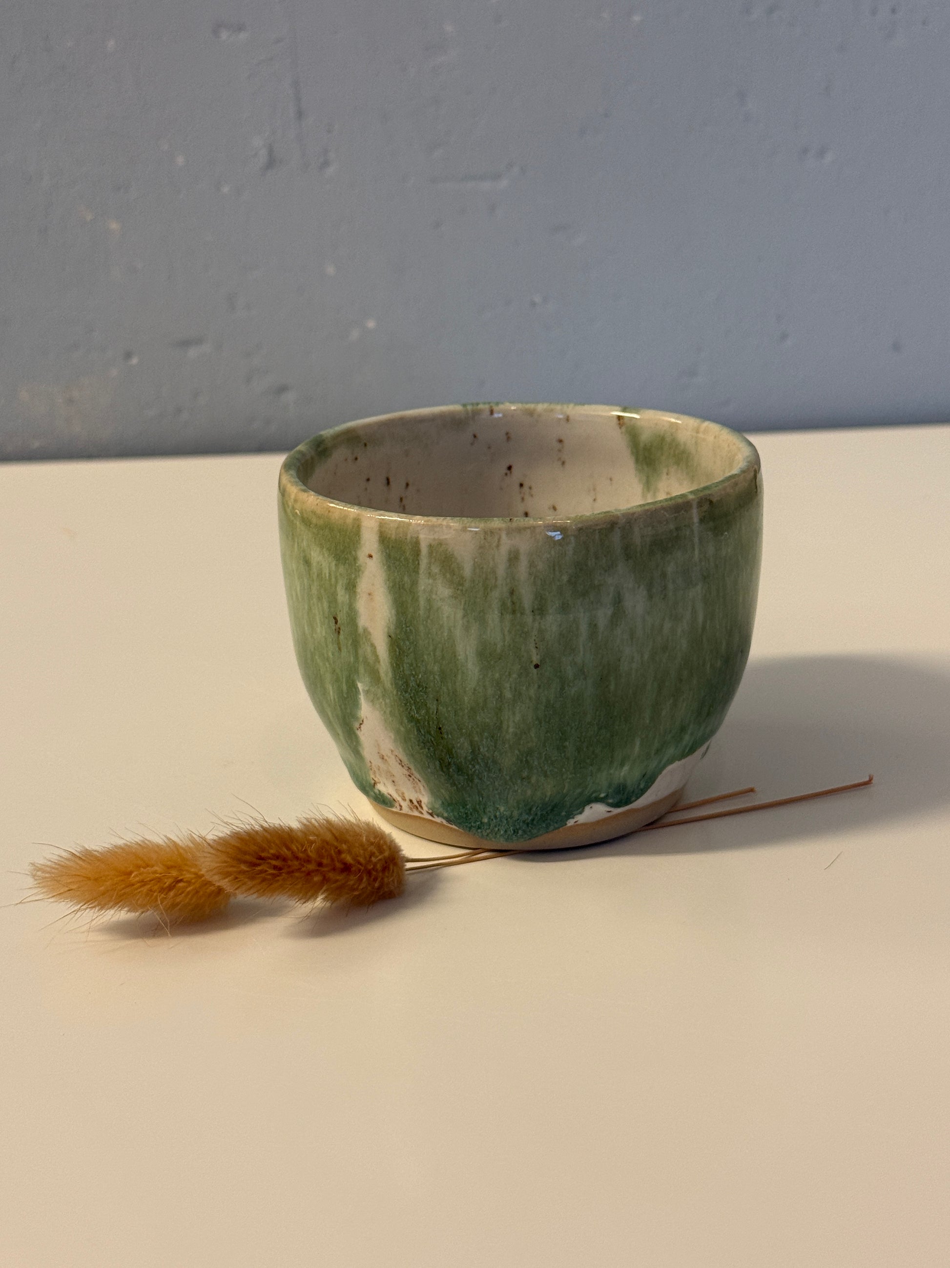 Hangemachte kleine Snackschale grün und weiß