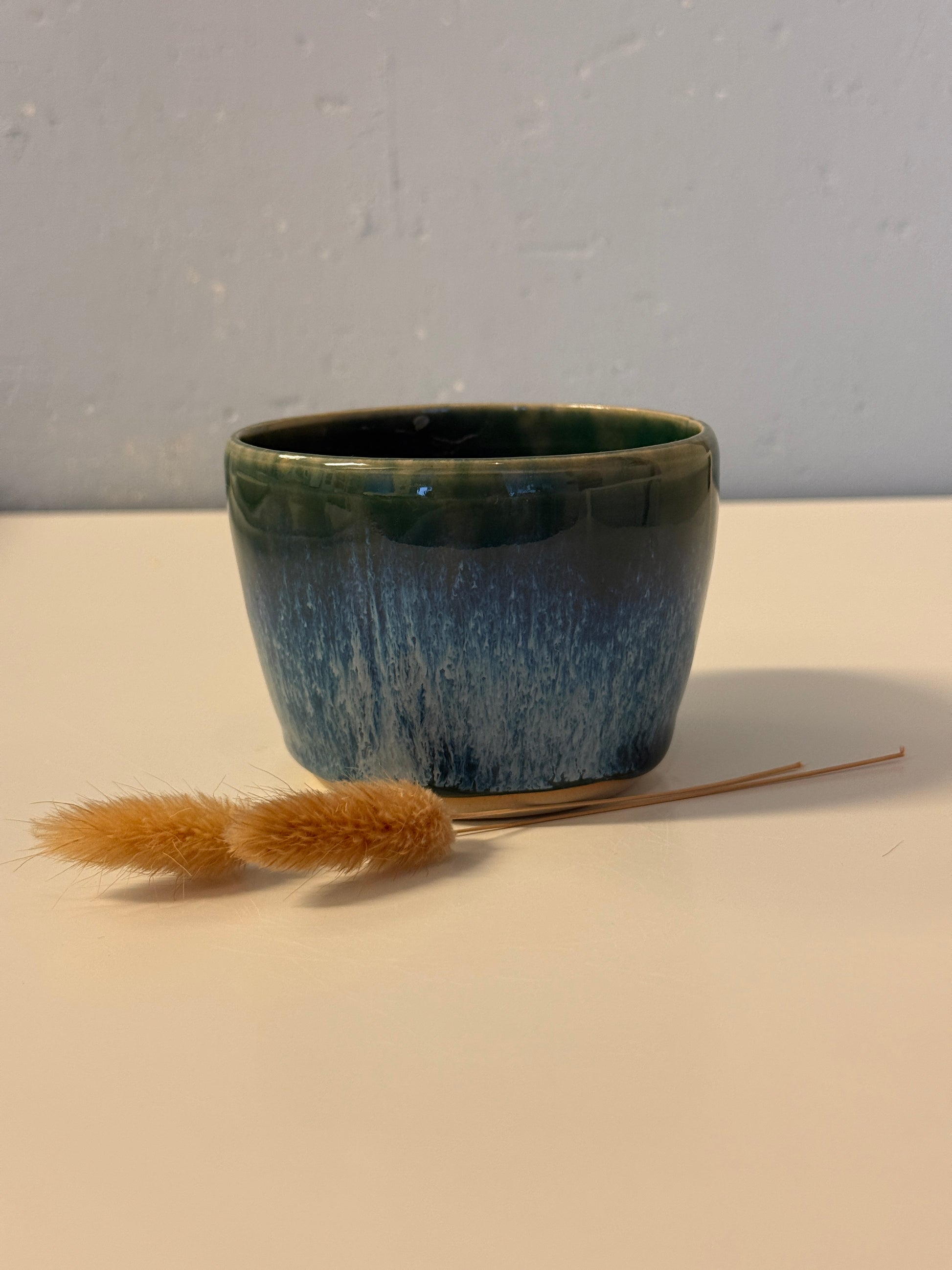 Handgemachte kleine Snackschale in grünblau