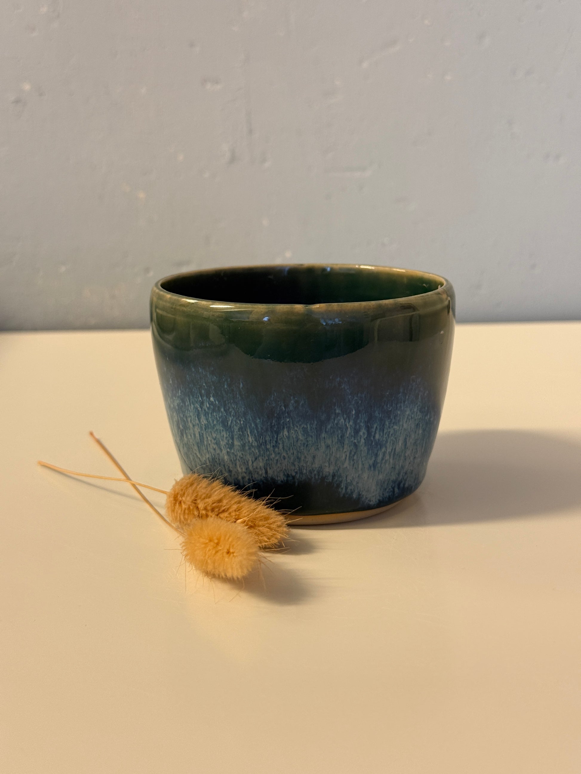 Handgemachte kleine Snackschale in grünblau