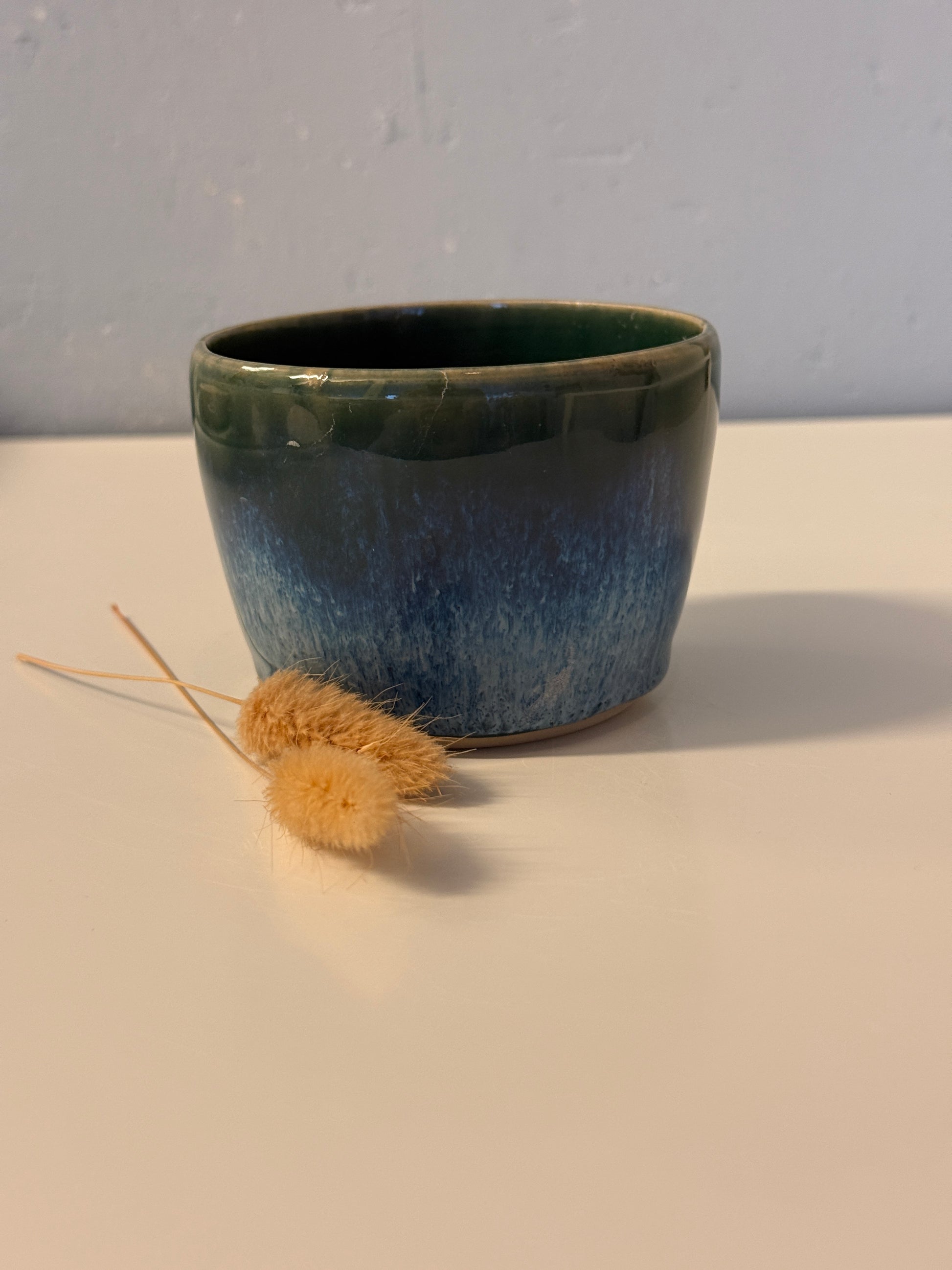 Handgemachte kleine Snackschale in grünblau