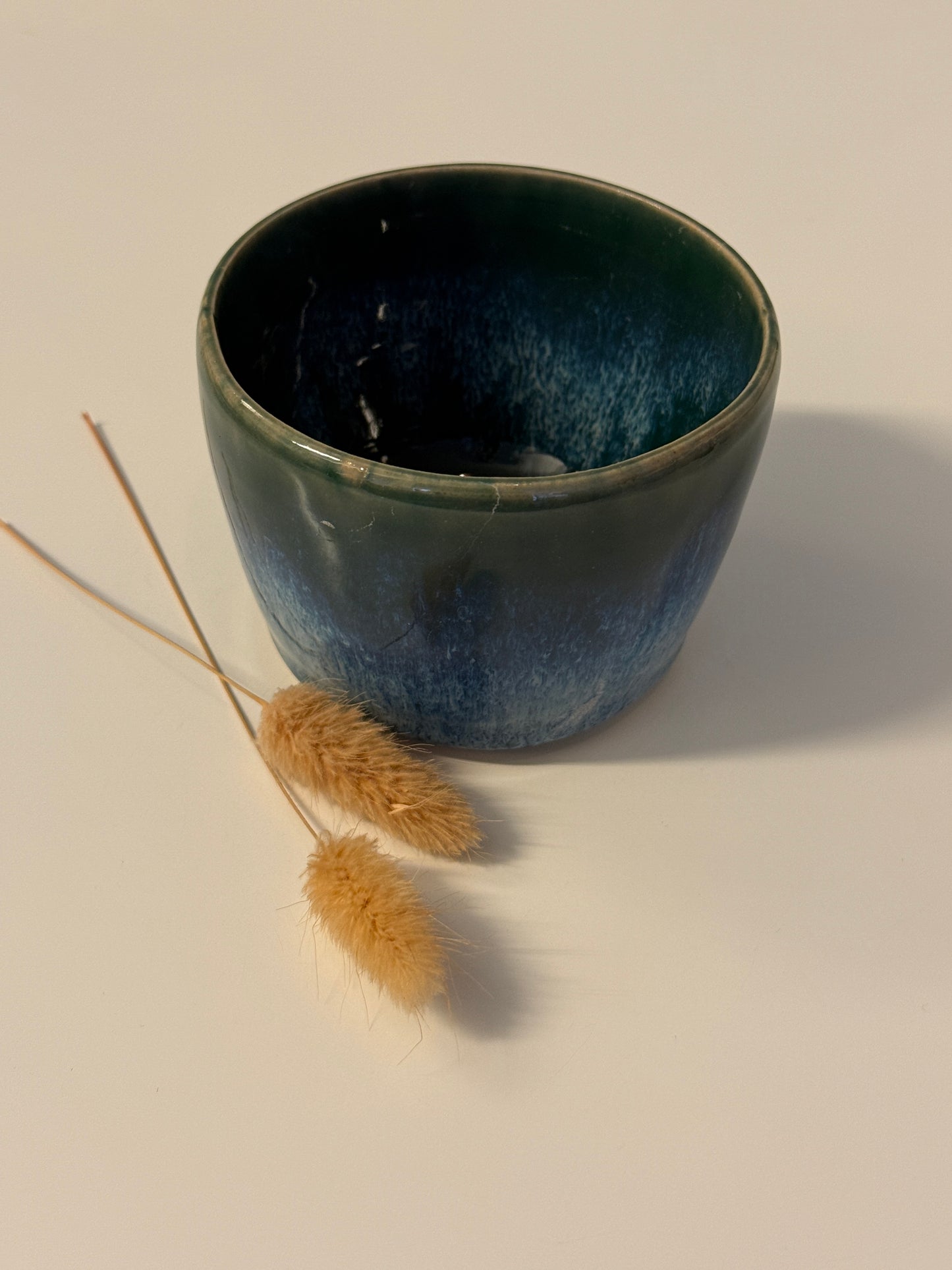 Handgemachte kleine Snackschale in grünblau