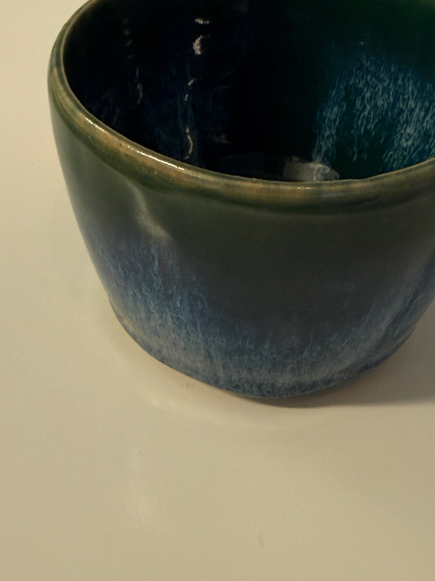 Handgemachte kleine Snackschale in grünblau