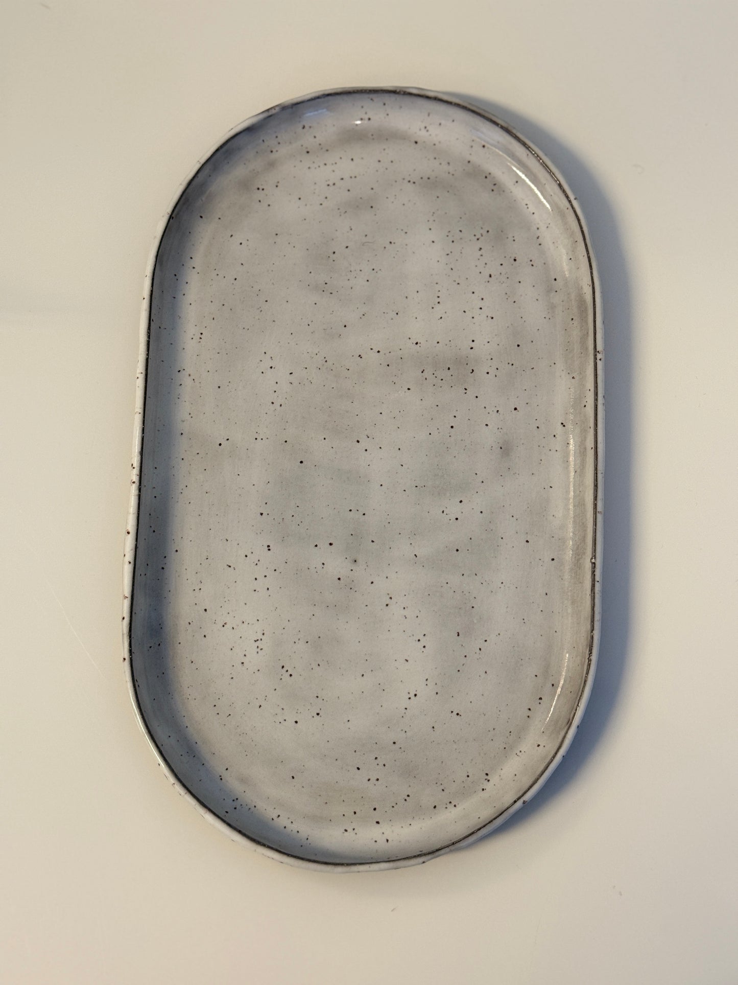 Servierplatte in Pyritweiß auf schwarzbraunem Ton