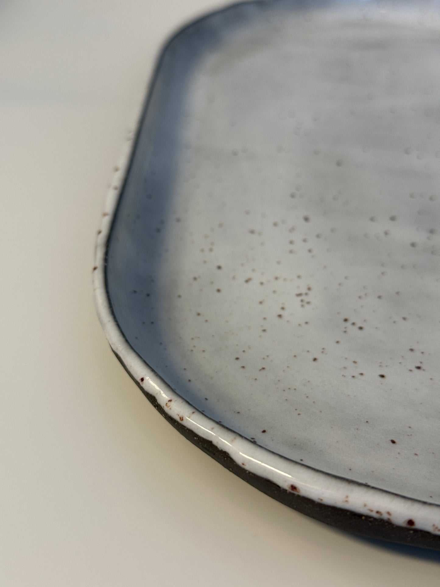 Servierplatte in Pyritweiß auf schwarzbraunem Ton