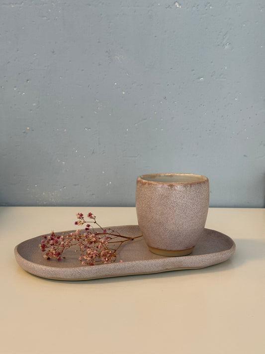 Ovale Patte mit Becher glasiert in Rosa Fels. Der Beche rist innen in Weiß glasiert.
