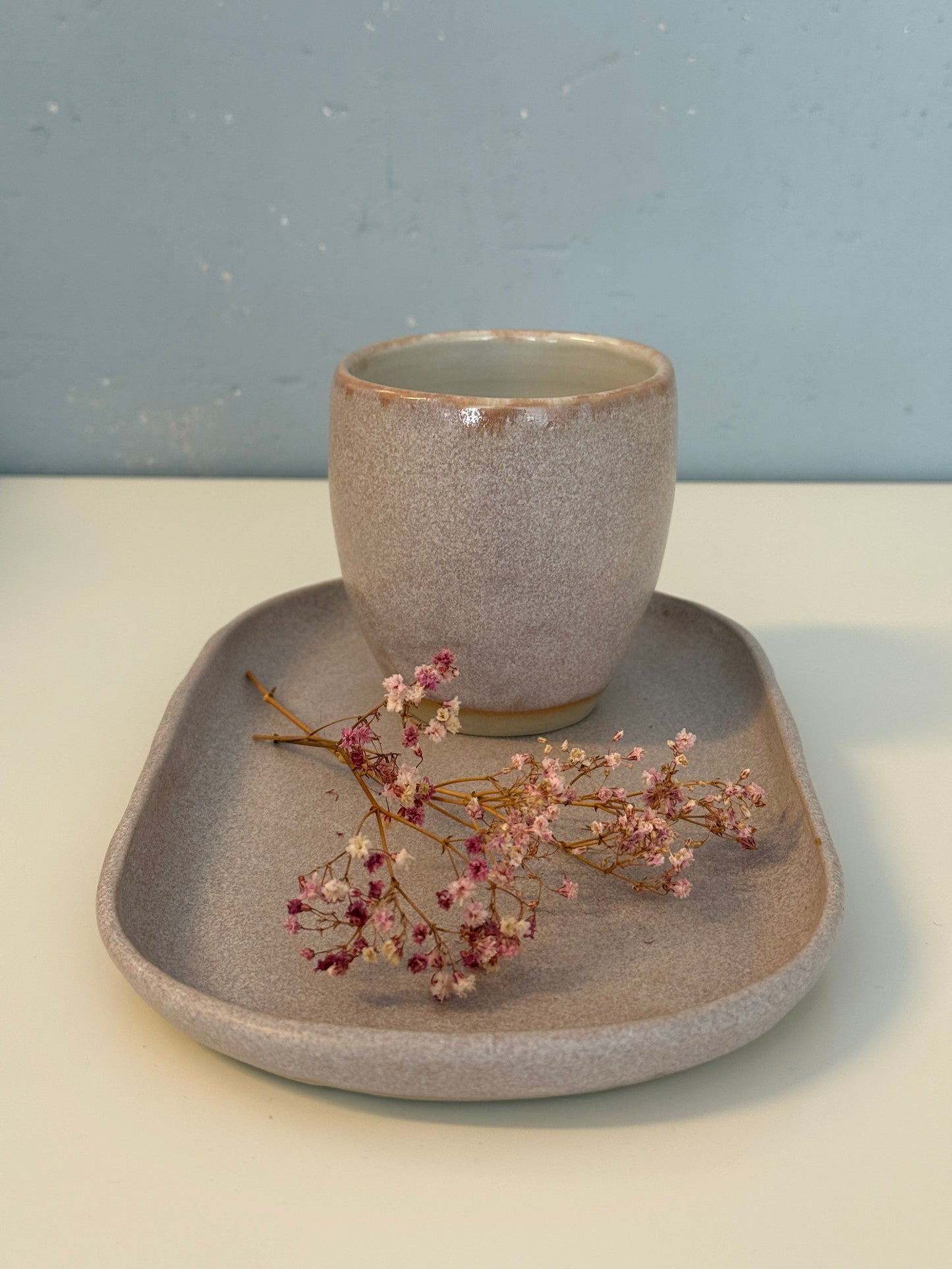 Ovale Patte mit Becher glasiert in Rosa Fels. Der Becher ist innen in Weiß glasiert.