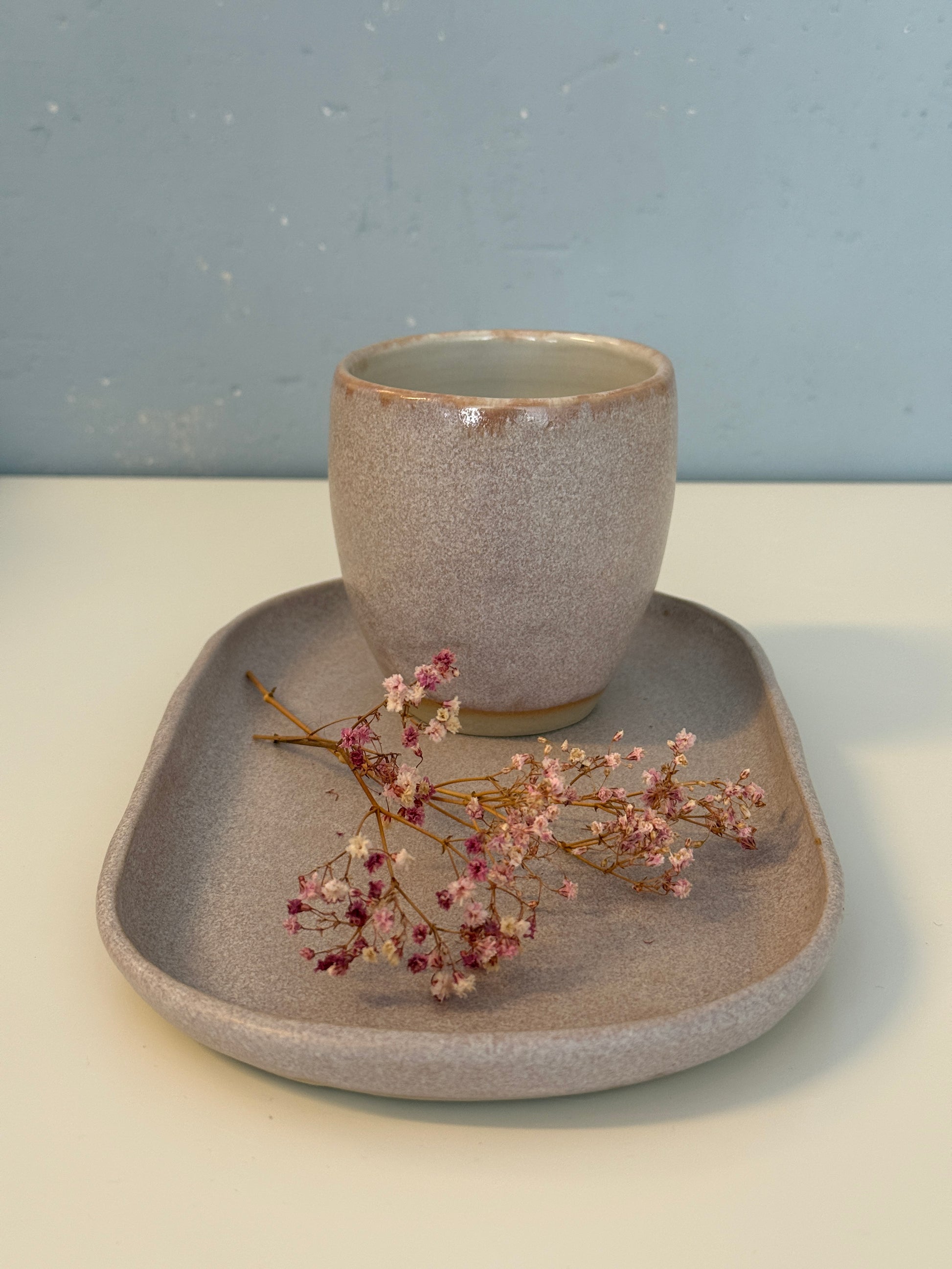 Ovale Patte mit Becher glasiert in Rosa Fels. Der Becher ist innen in Weiß glasiert.