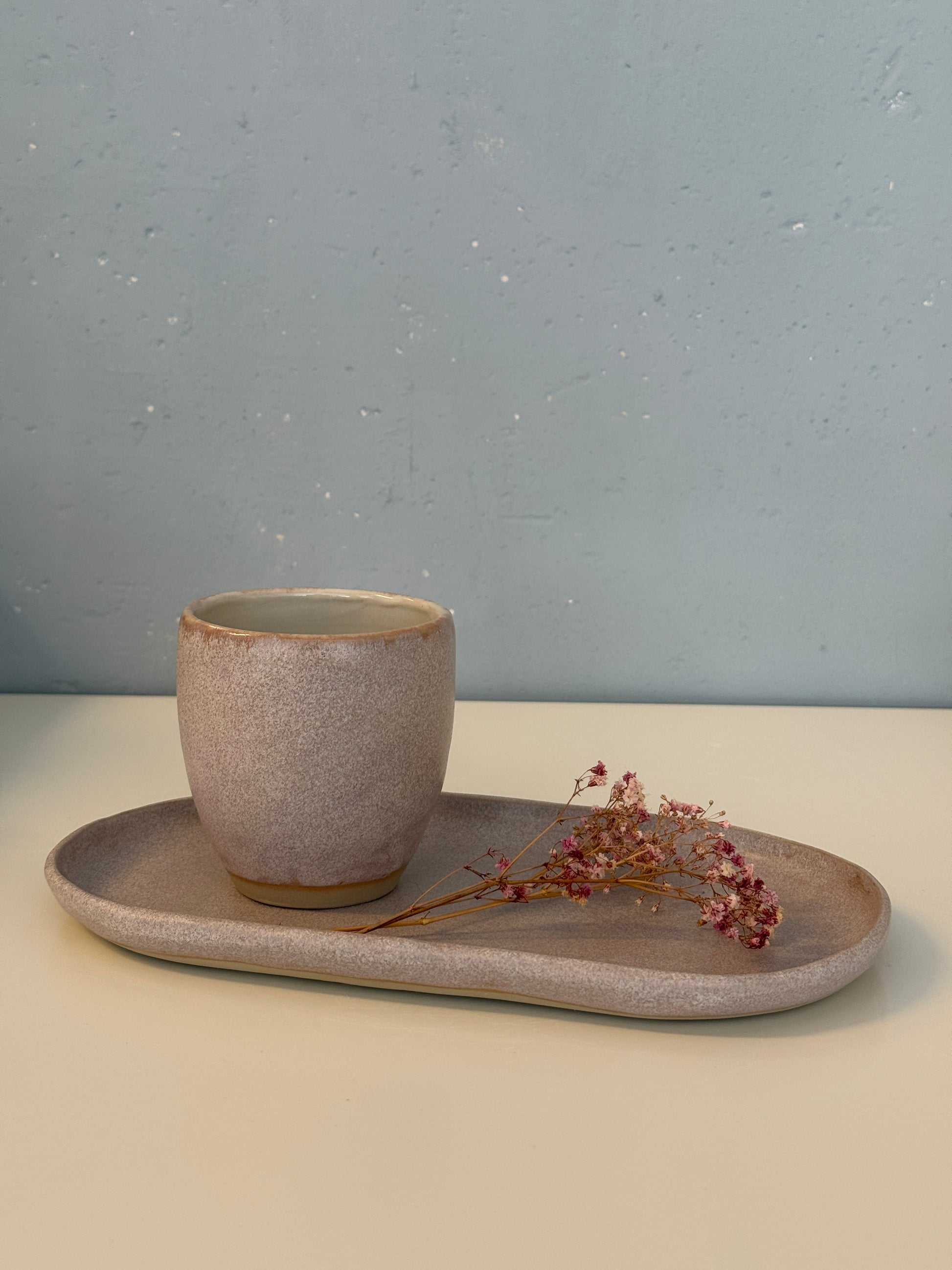 Ovale Patte mit Becher glasiert in Rosa Fels. Der Becher ist innen in Weiß glasiert.