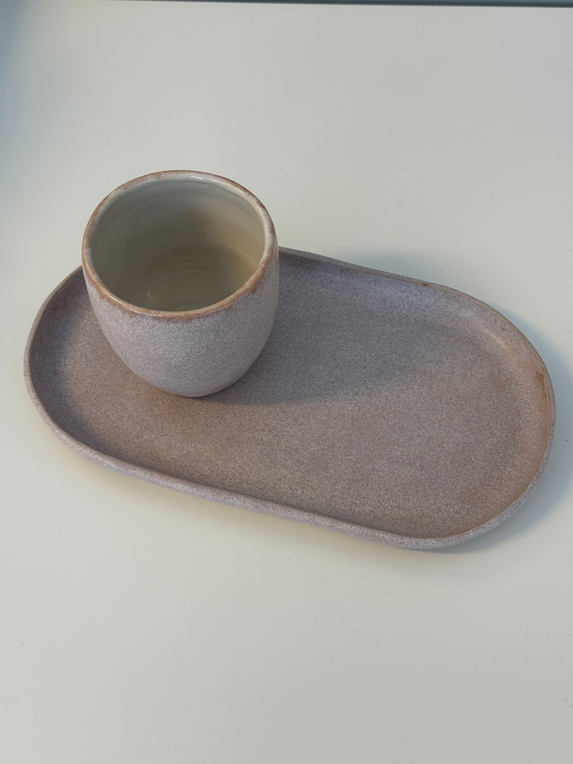 Ovale Patte mit Becher glasiert in Rosa Fels. Der Becher ist innen in Weiß glasiert.