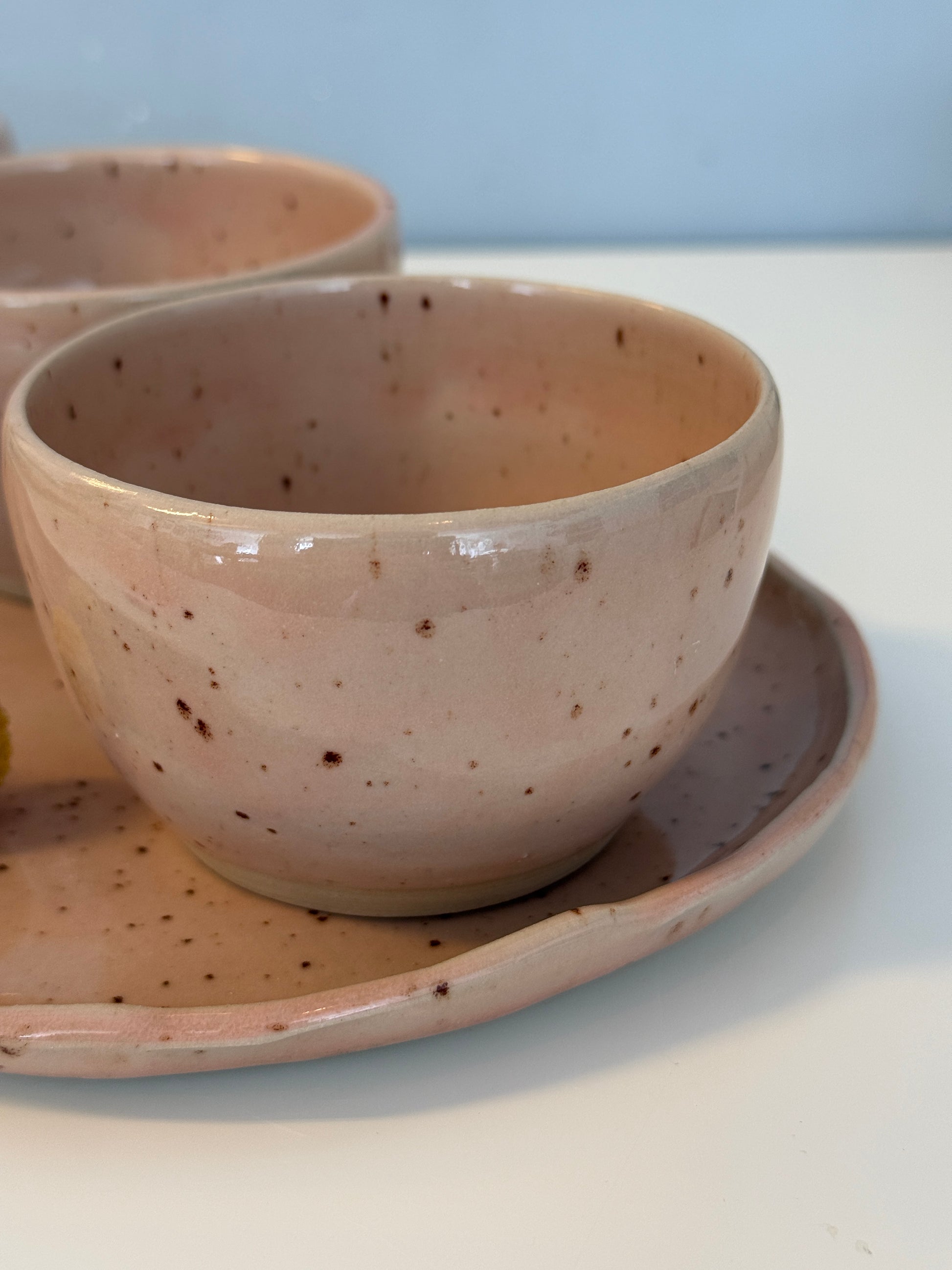 Ovale Servierplatte mit 3 Snackschalen in Morganite
