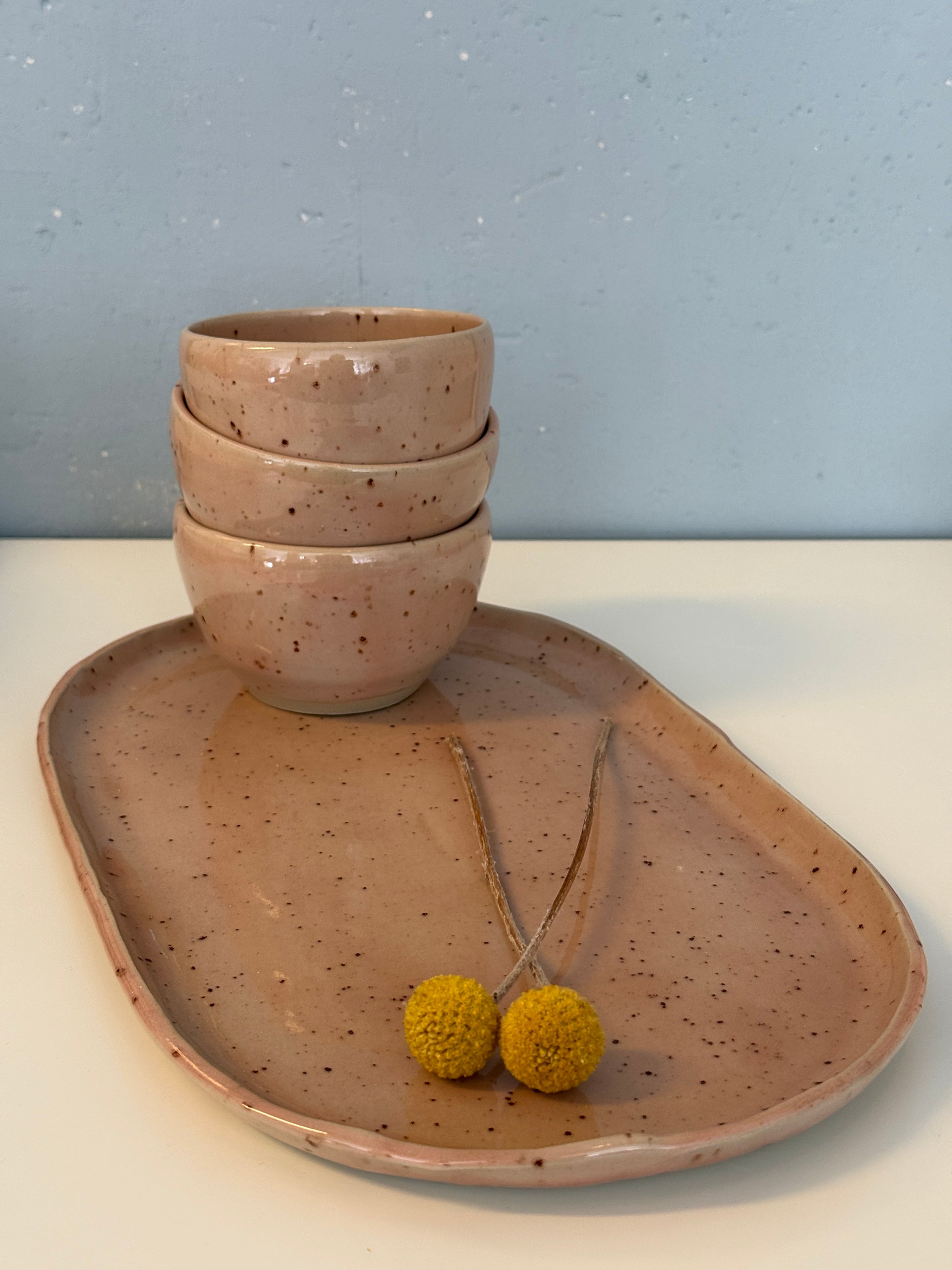 Ovale Servierplatte mit 3 Snackschalen in Morganite
