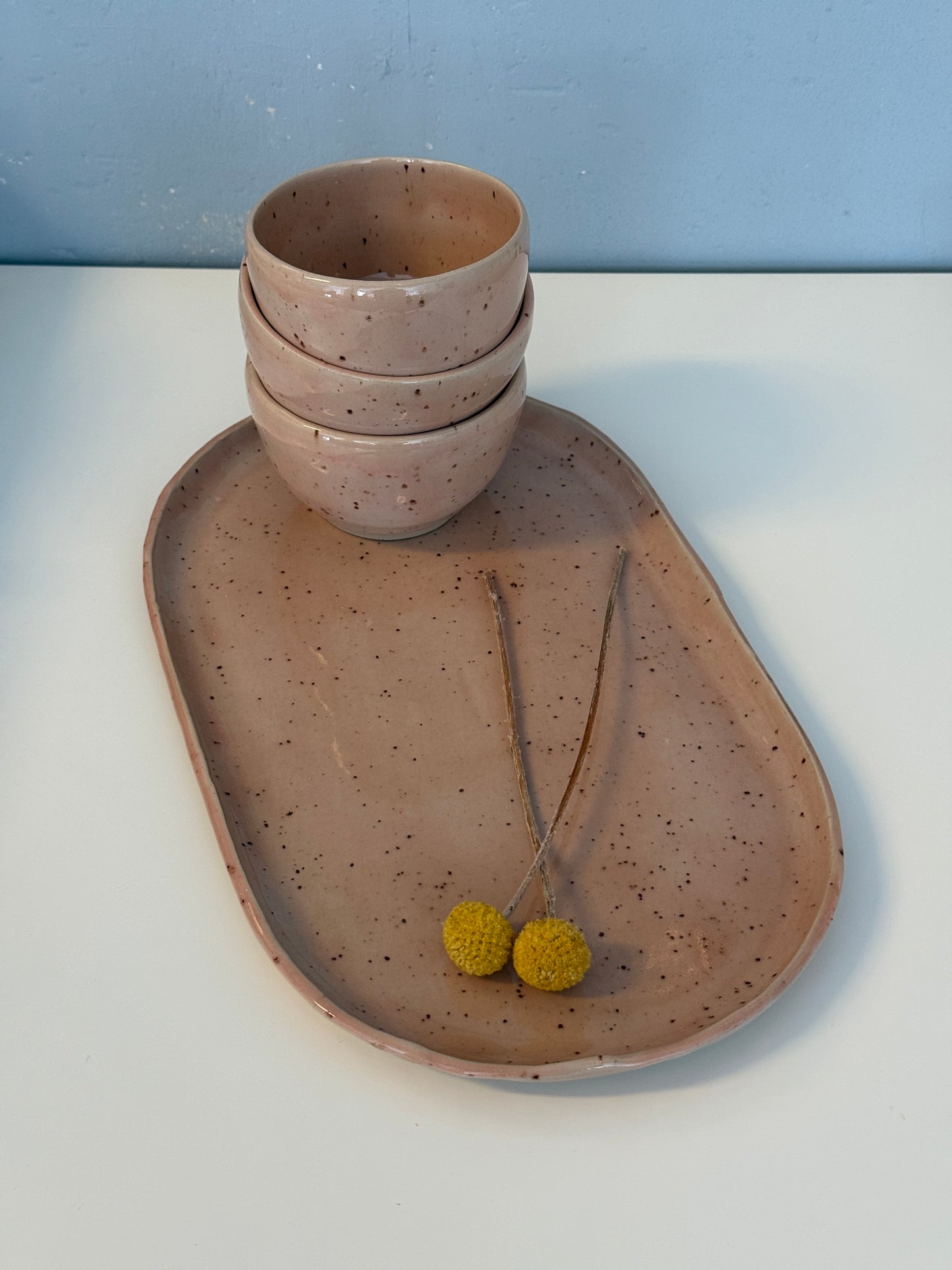 Ovale Servierplatte mit 3 Snackschalen in Morganite