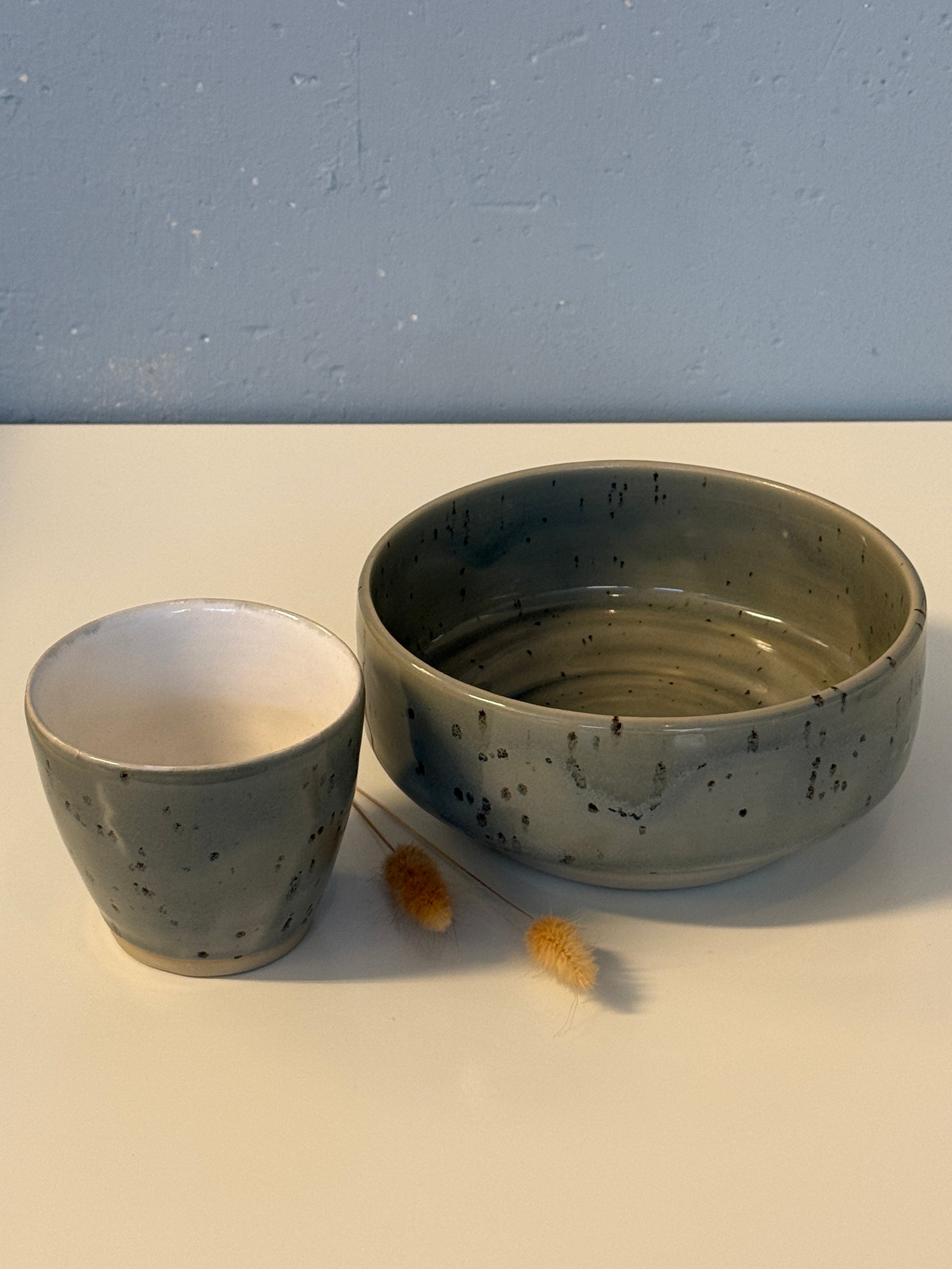 Handgemachte Bowl und Becher galsiert in Rauchquarz