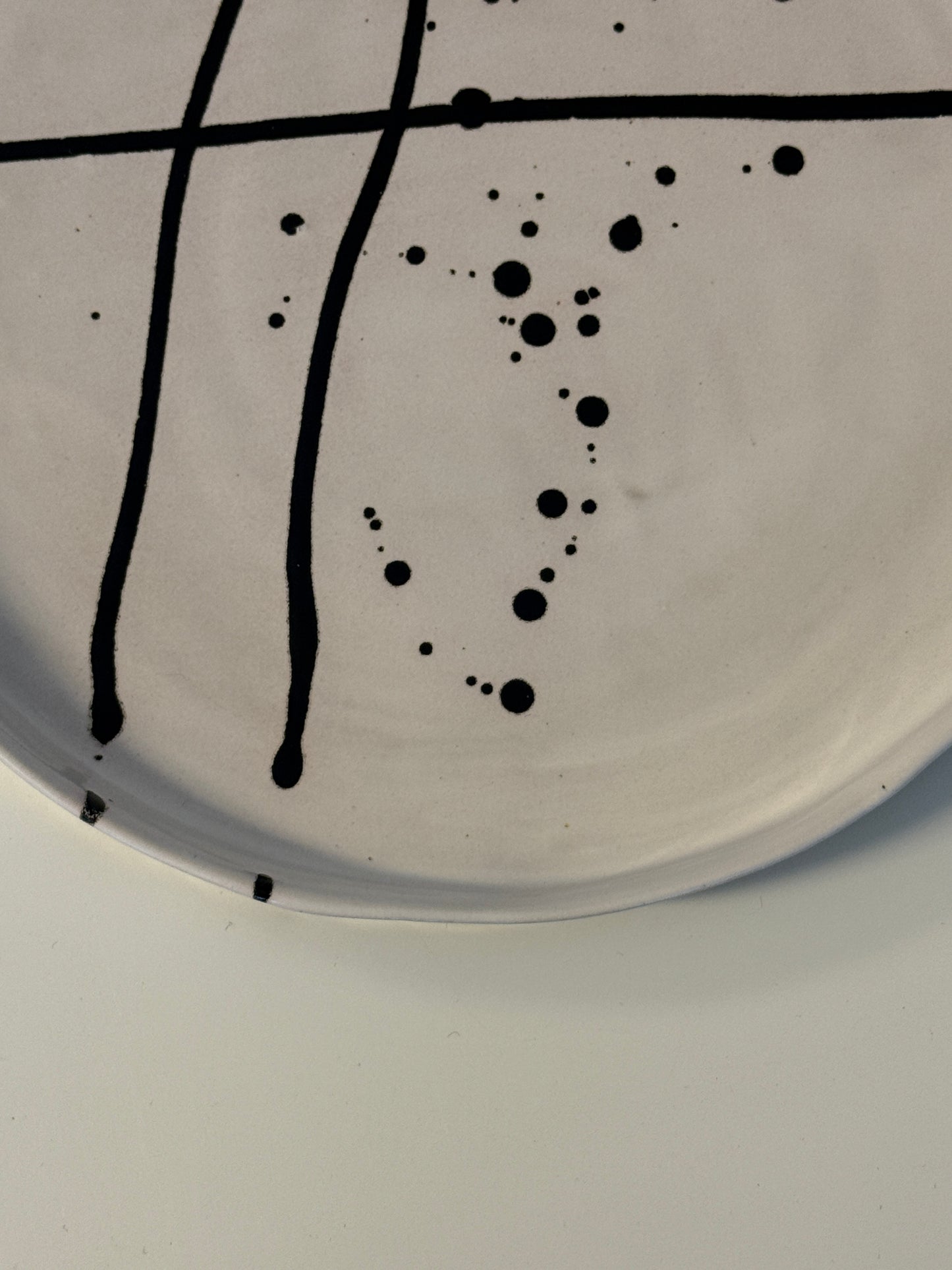 kleiner Teller in weiß mit schwarzem Muster