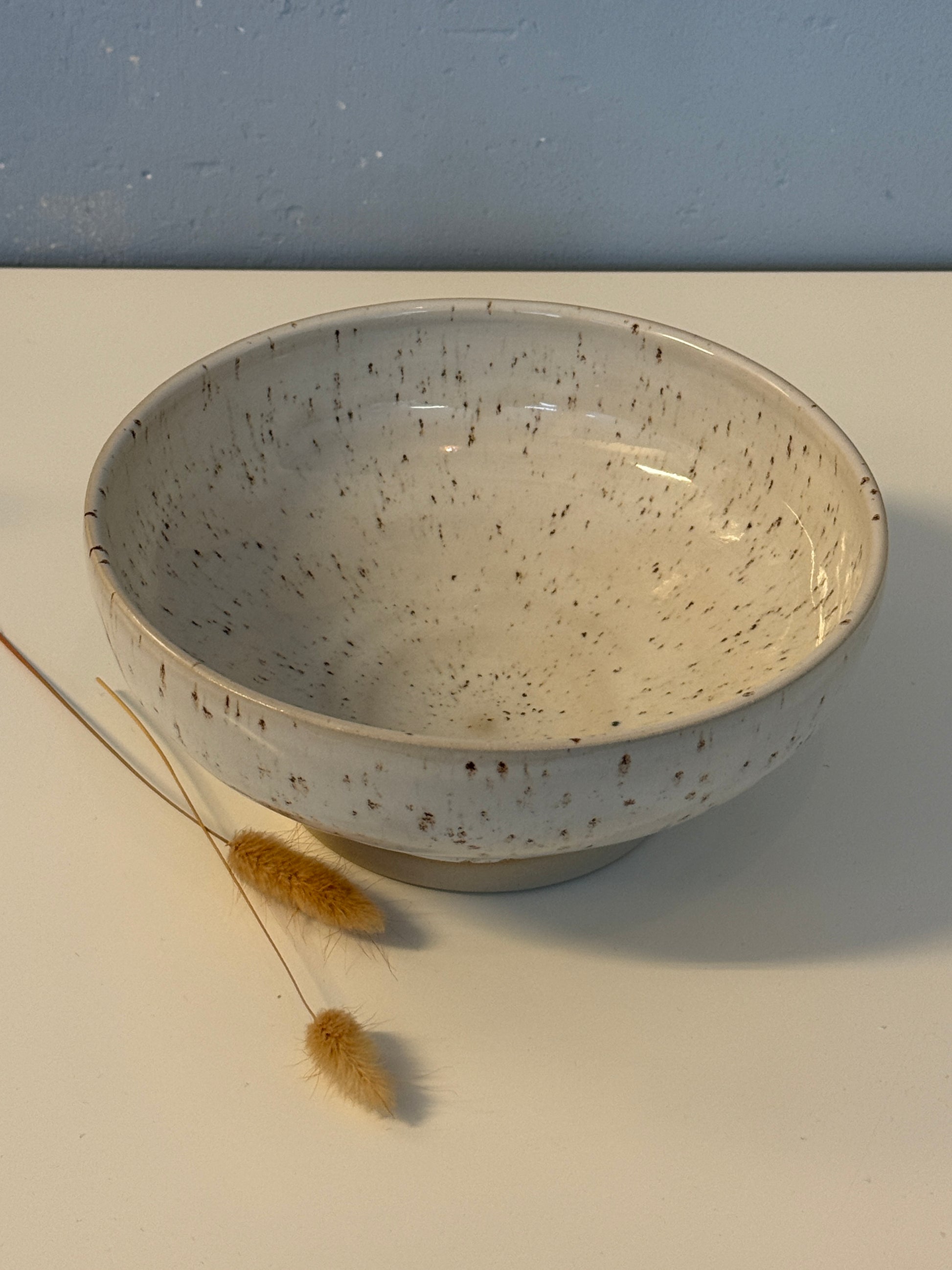 Schale glasiert in Pyritweiß