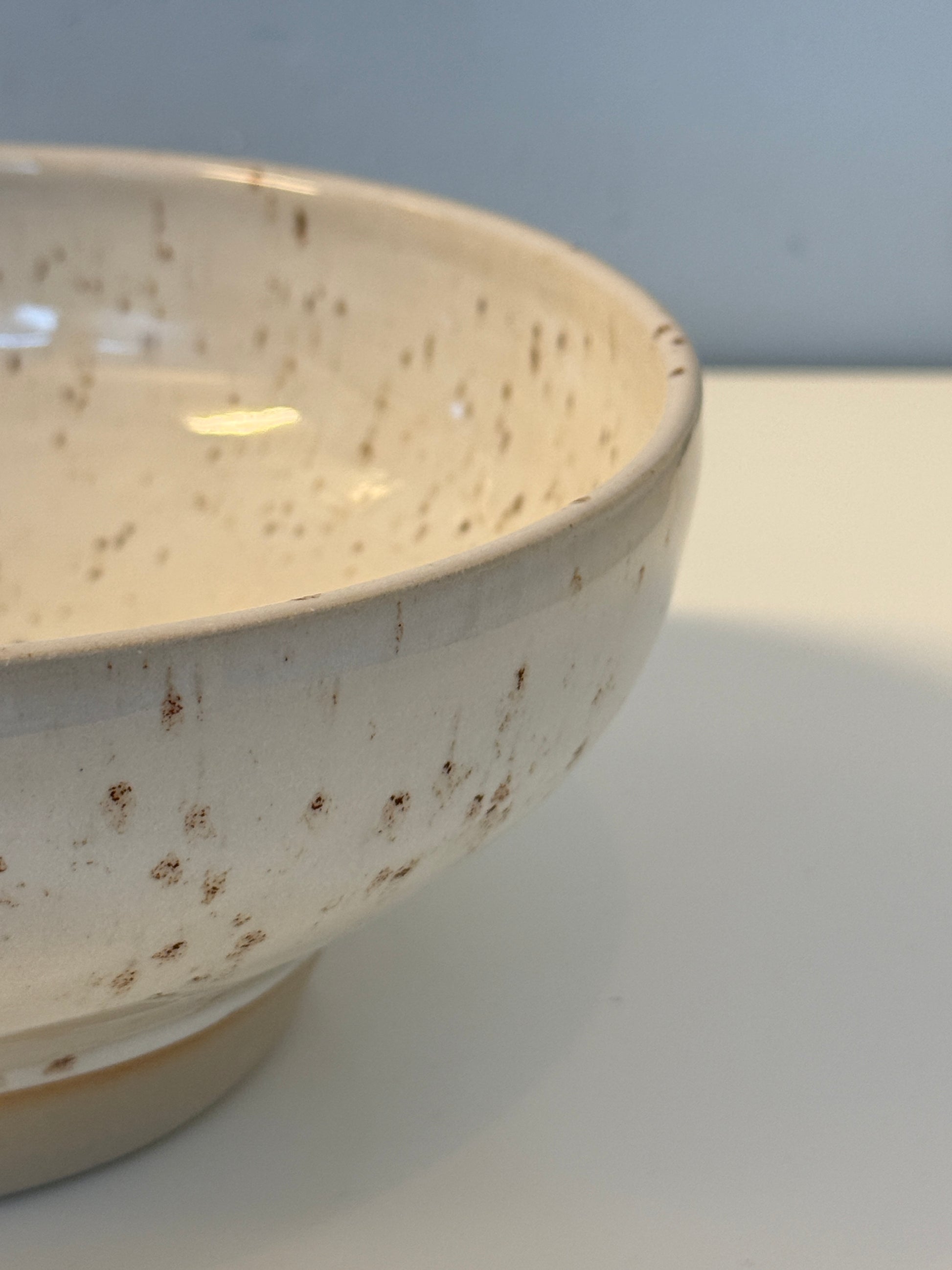 Schale glasiert in Pyritweiß