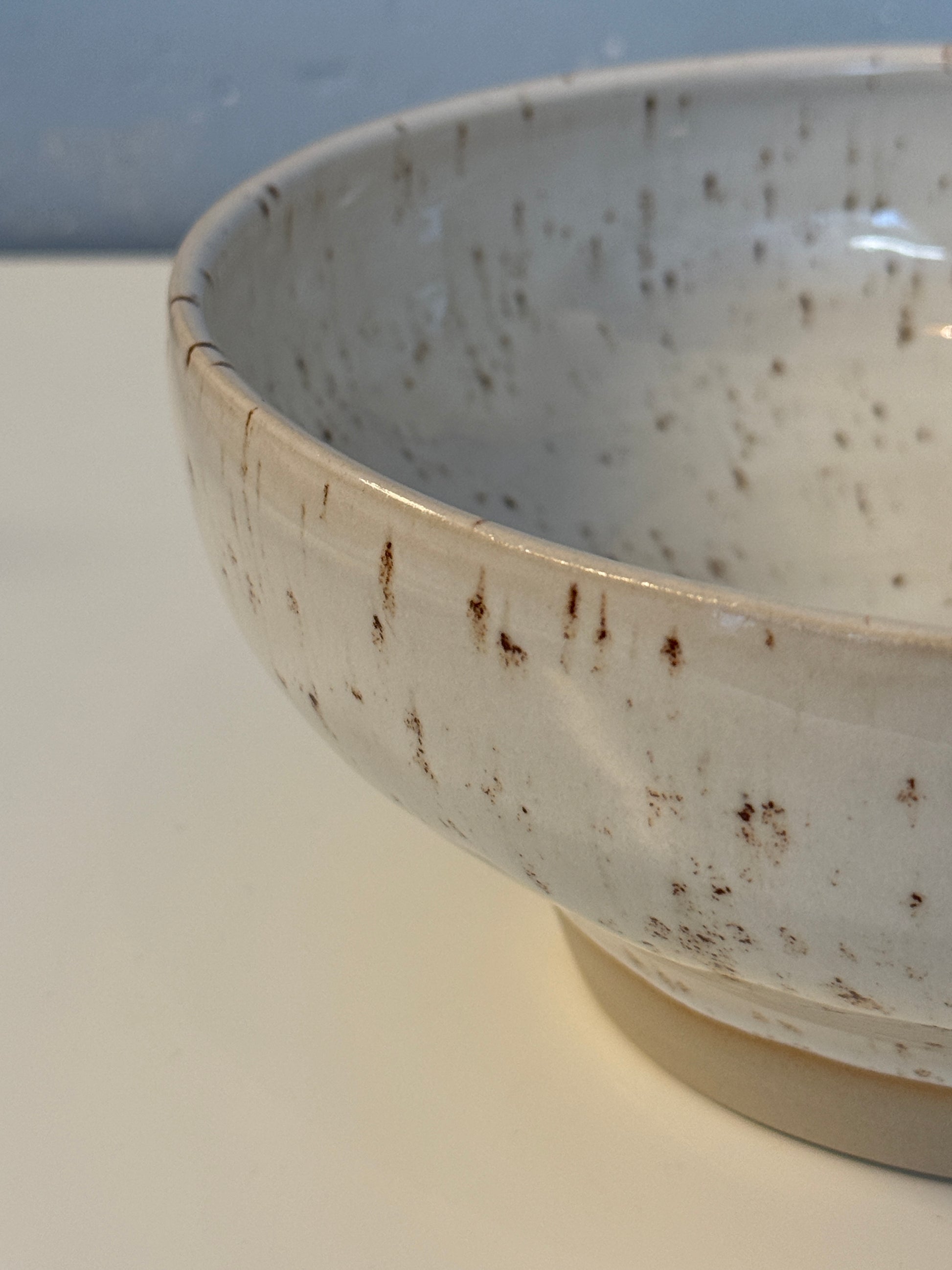 Schale glasiert in Pyritweiß