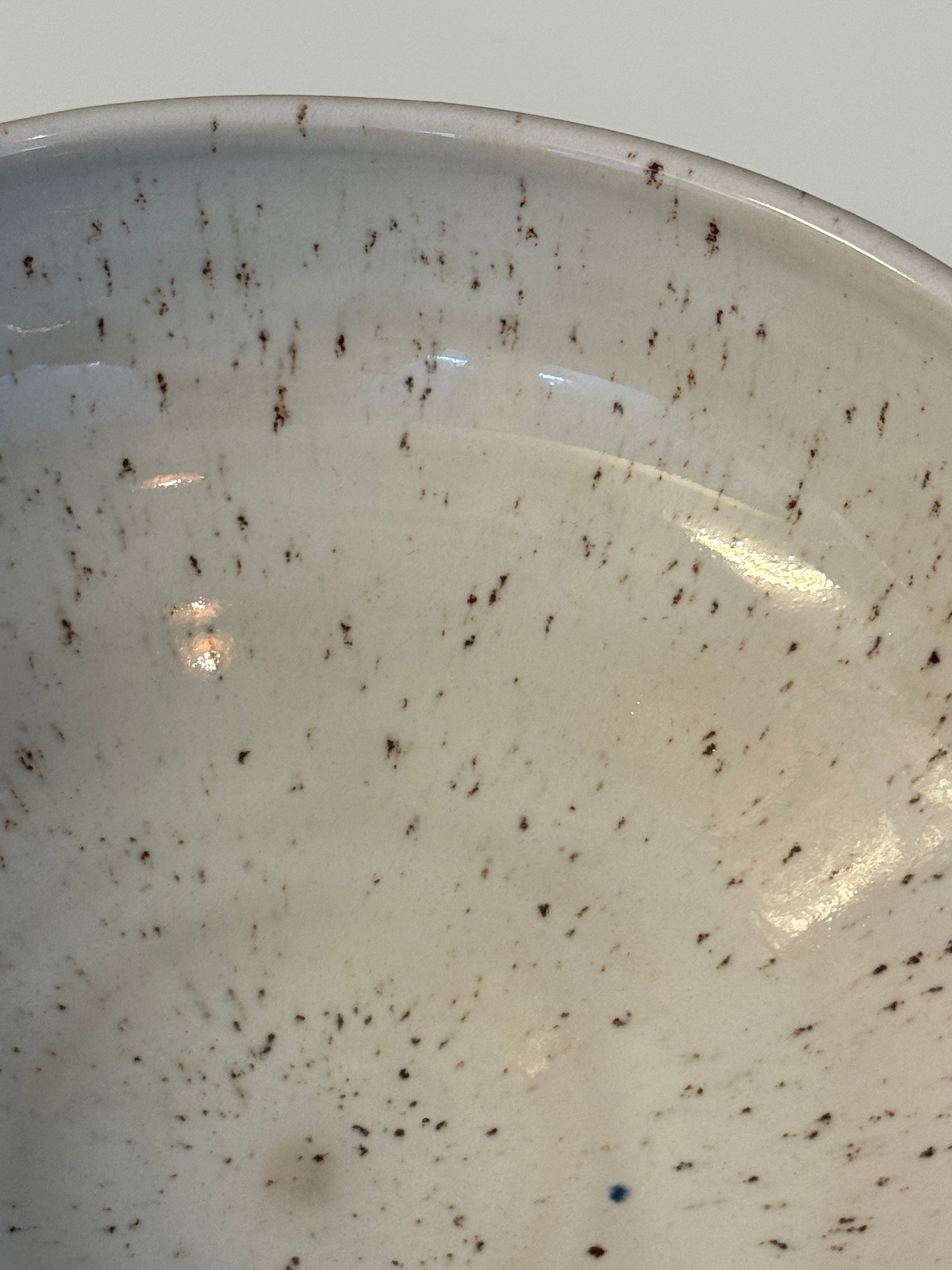 Schale glasiert in Pyritweiß