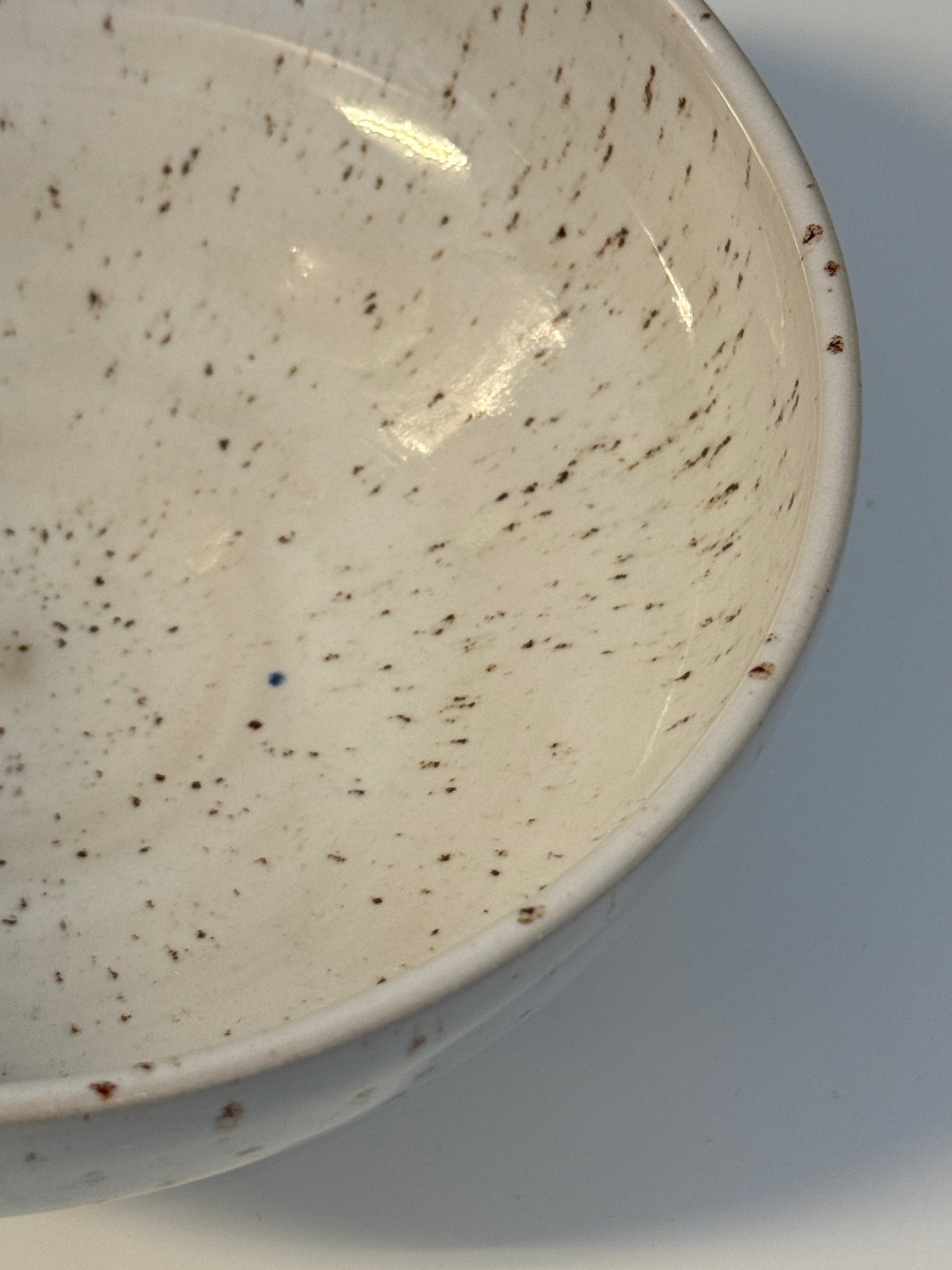 Schale glasiert in Pyritweiß