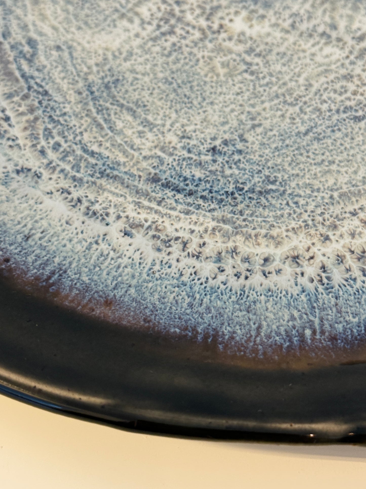 Handgemachter Essteller glasiert in schwarz mit Blauweißeffekt