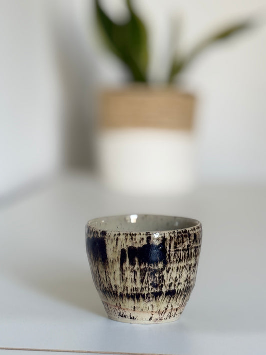 Handgemachter Becher Black Stripes
