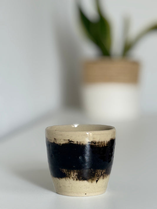 Handgemachter Becher Black