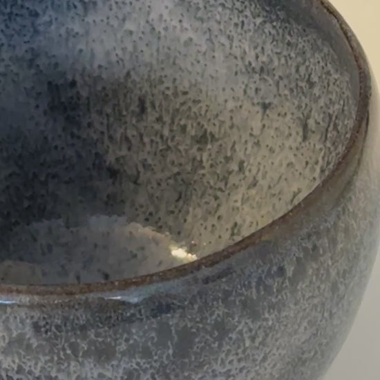Handgemachte Becher glasiert in Blauweiß