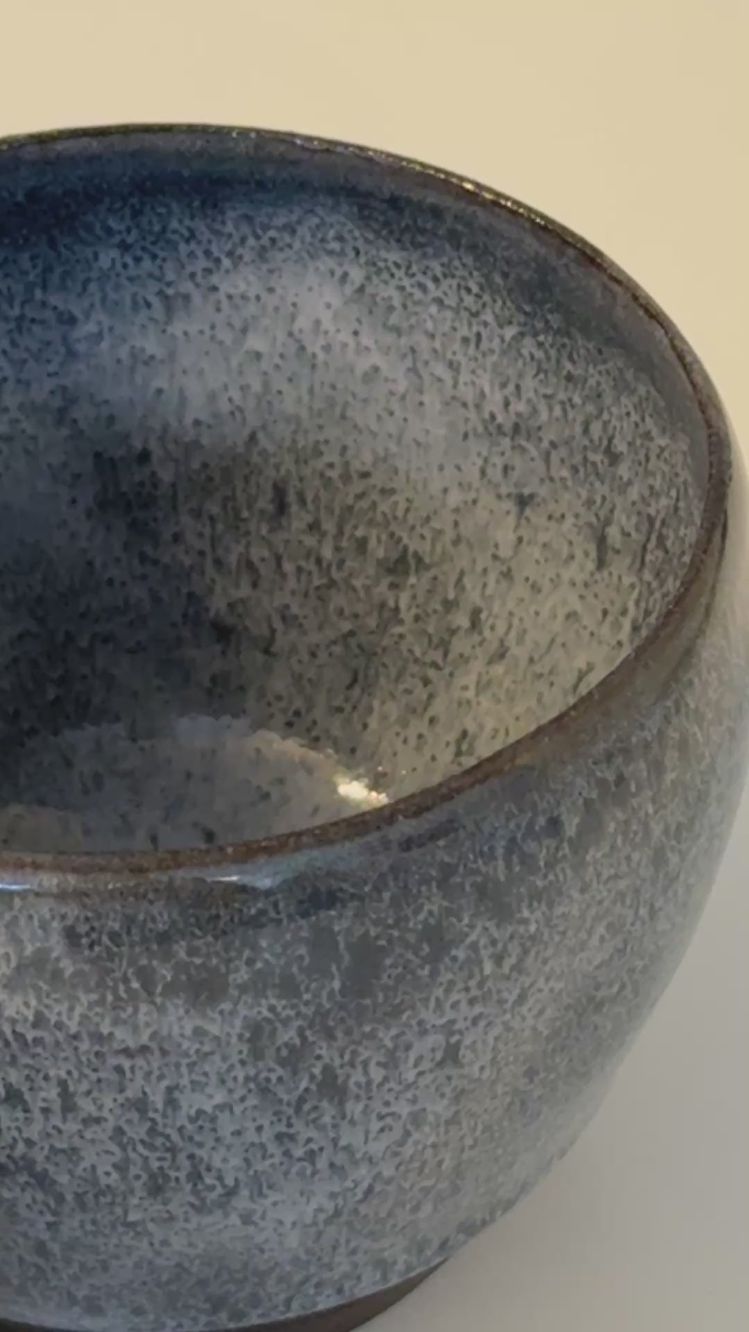 Handgemachte Becher glasiert in Blauweiß